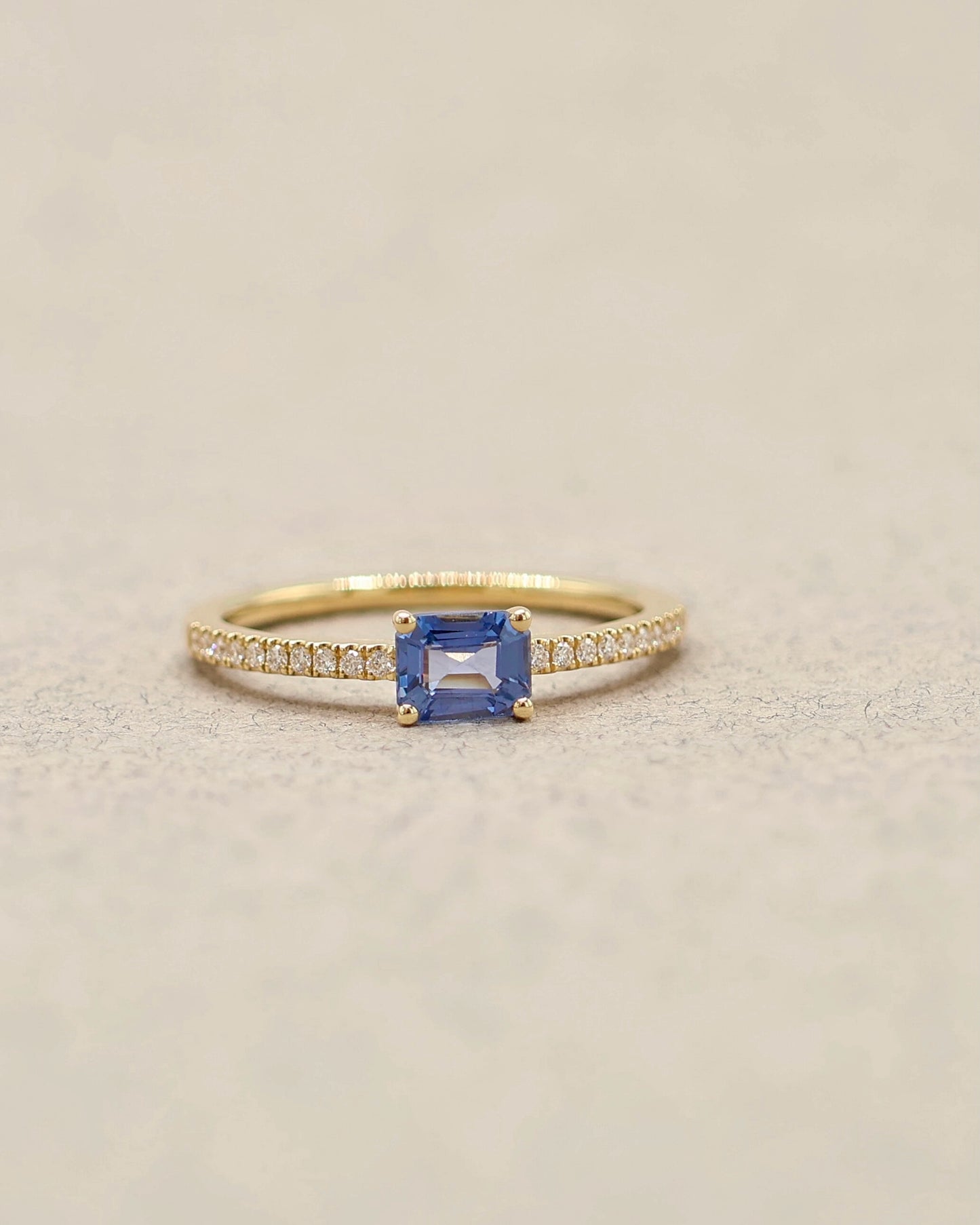 Bague solitaire saphir bleu taille emeraude et diamants or jaune 18K
