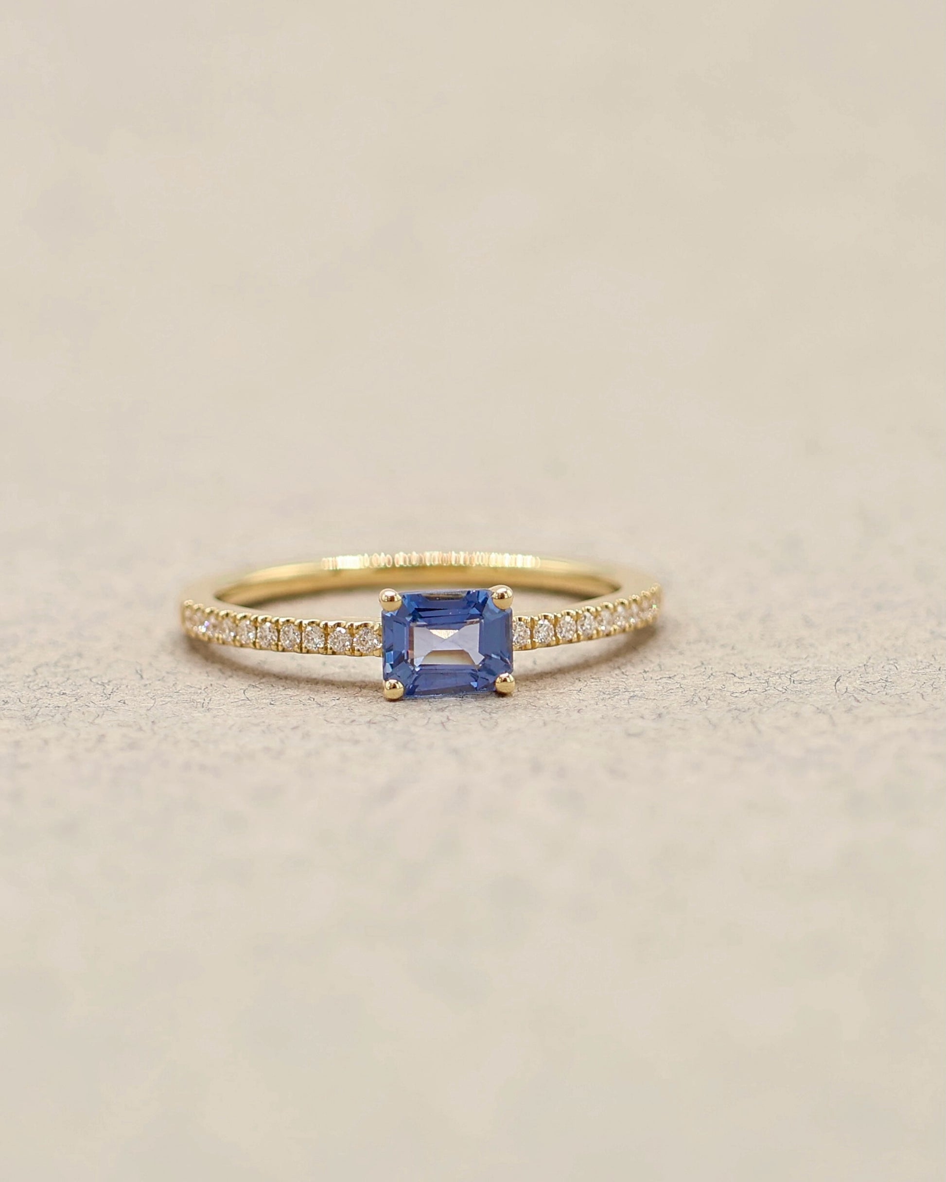 Bague solitaire saphir bleu taille emeraude et diamants or jaune 18K