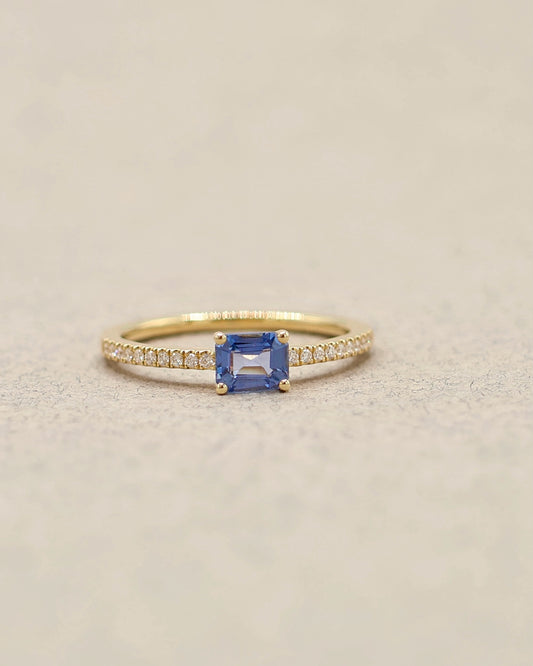 Bague solitaire saphir bleu taille emeraude et diamants or jaune 18K