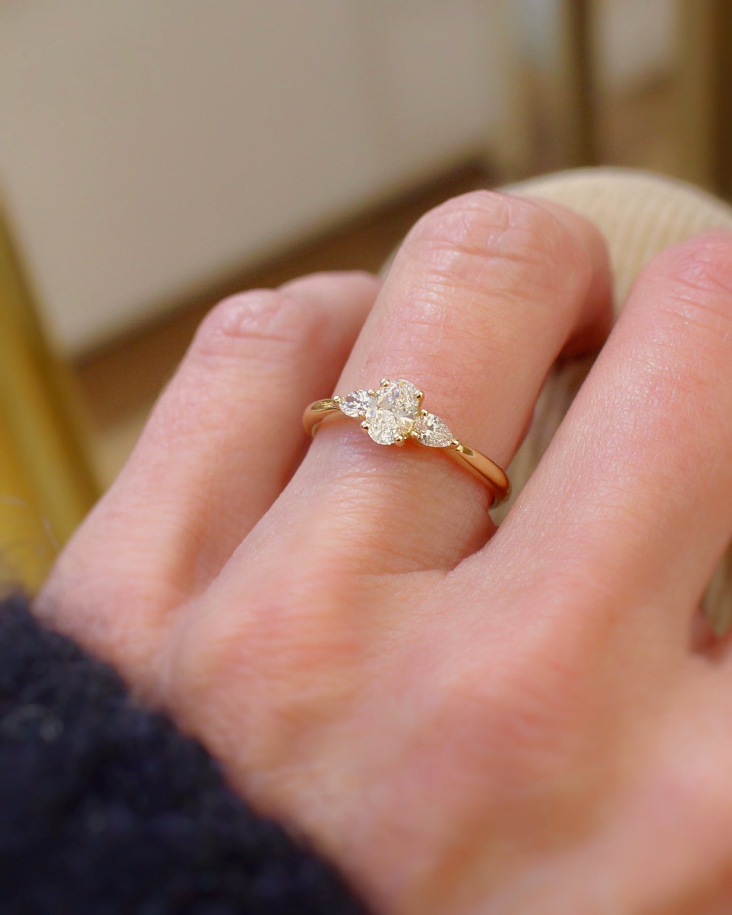 Bague solitaire trilogie diamant ovale et poire or jaune 18K