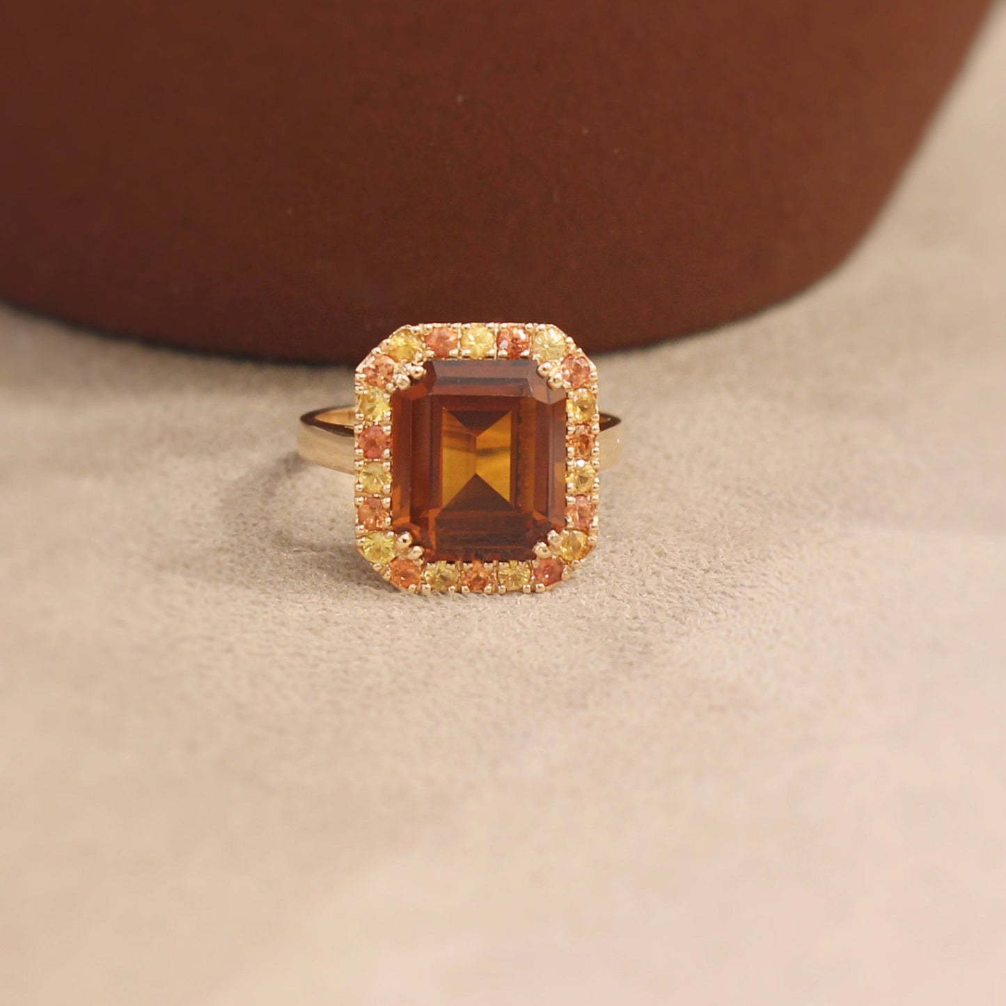 bague stye art déco composée d'une citrine de plus de 6 carats entourée de saphirs jaune et orange-monture en or rose 18k