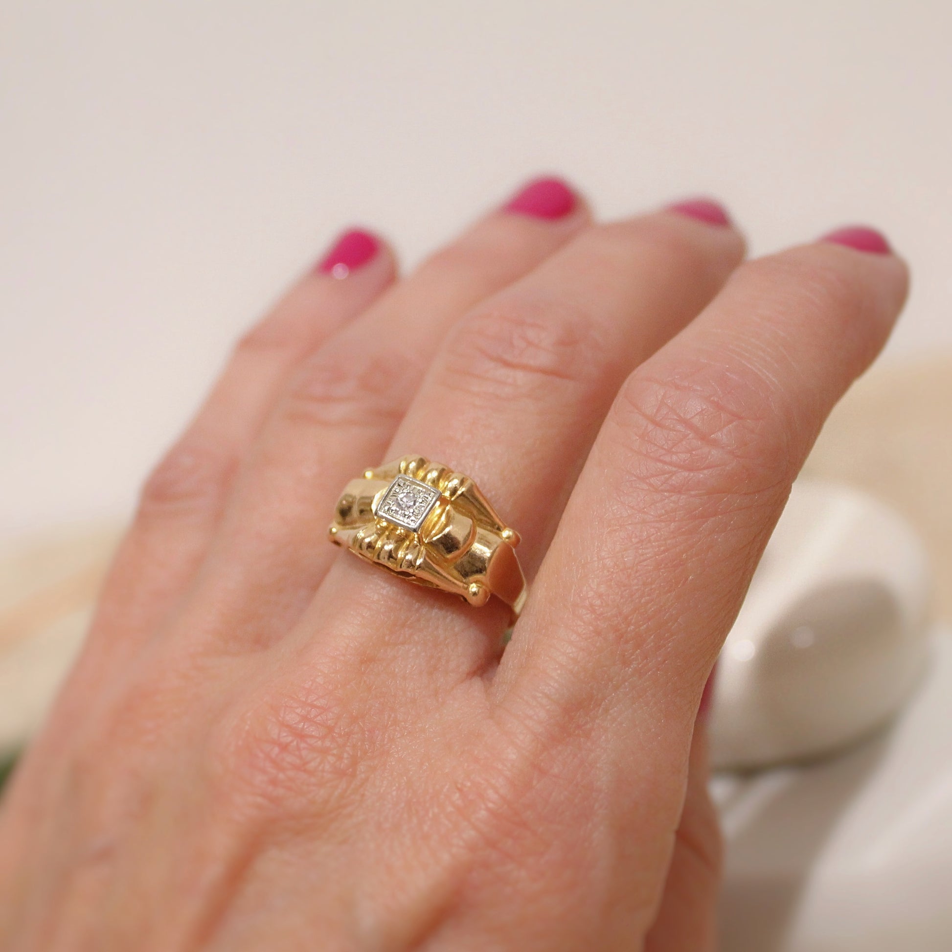 Bague tank époque 1940 sertie de diamants et rubis - Bijoux Bague tank époque 1940 sertie de diamants et rubis - Bijoux