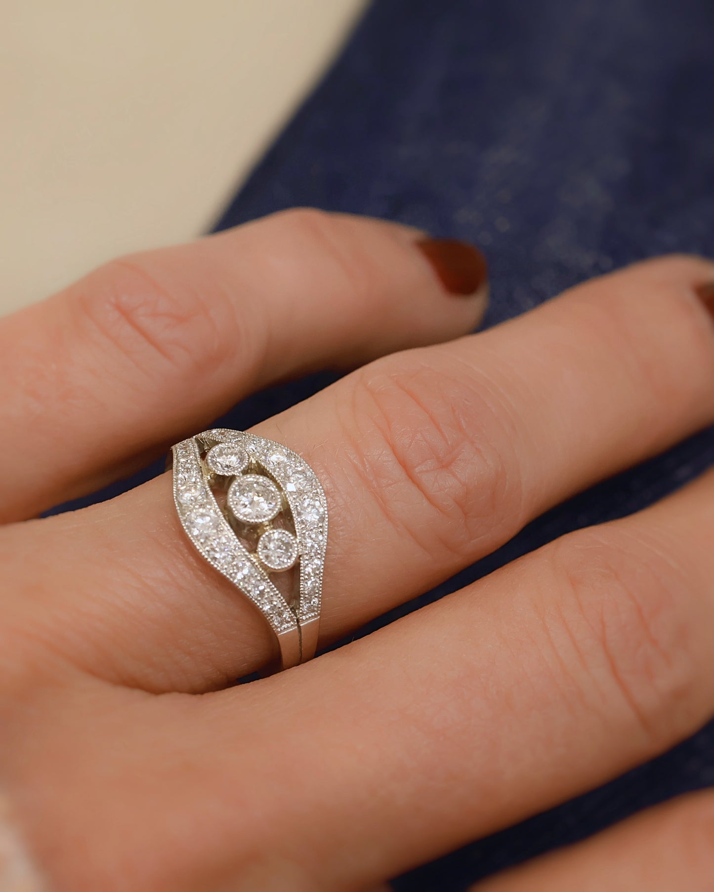 Bague trilogie diamants lignes courbes