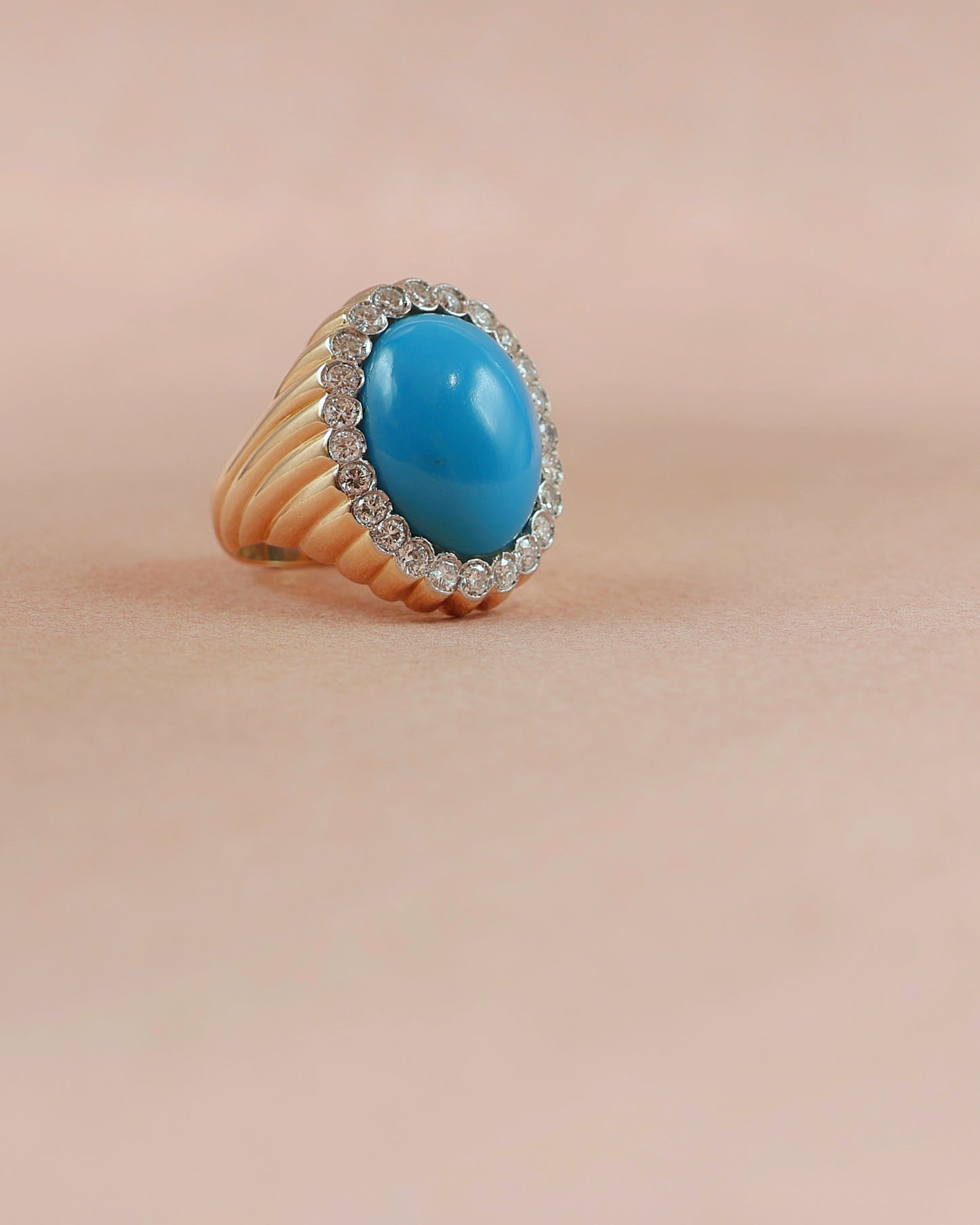 Bague turquoise cabochon entourage diamants or jaune 18K
