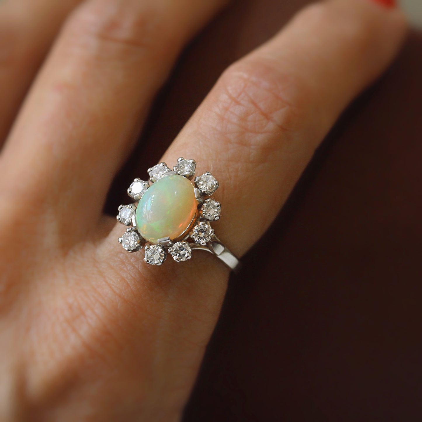 Bague Vintage avec au centre une opale d'Ethiopie et un entourage diamants