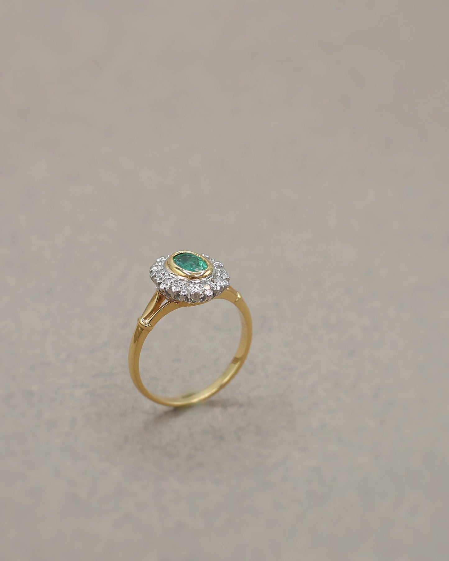 Bague vintage marguerite emeraude diamants or 18K