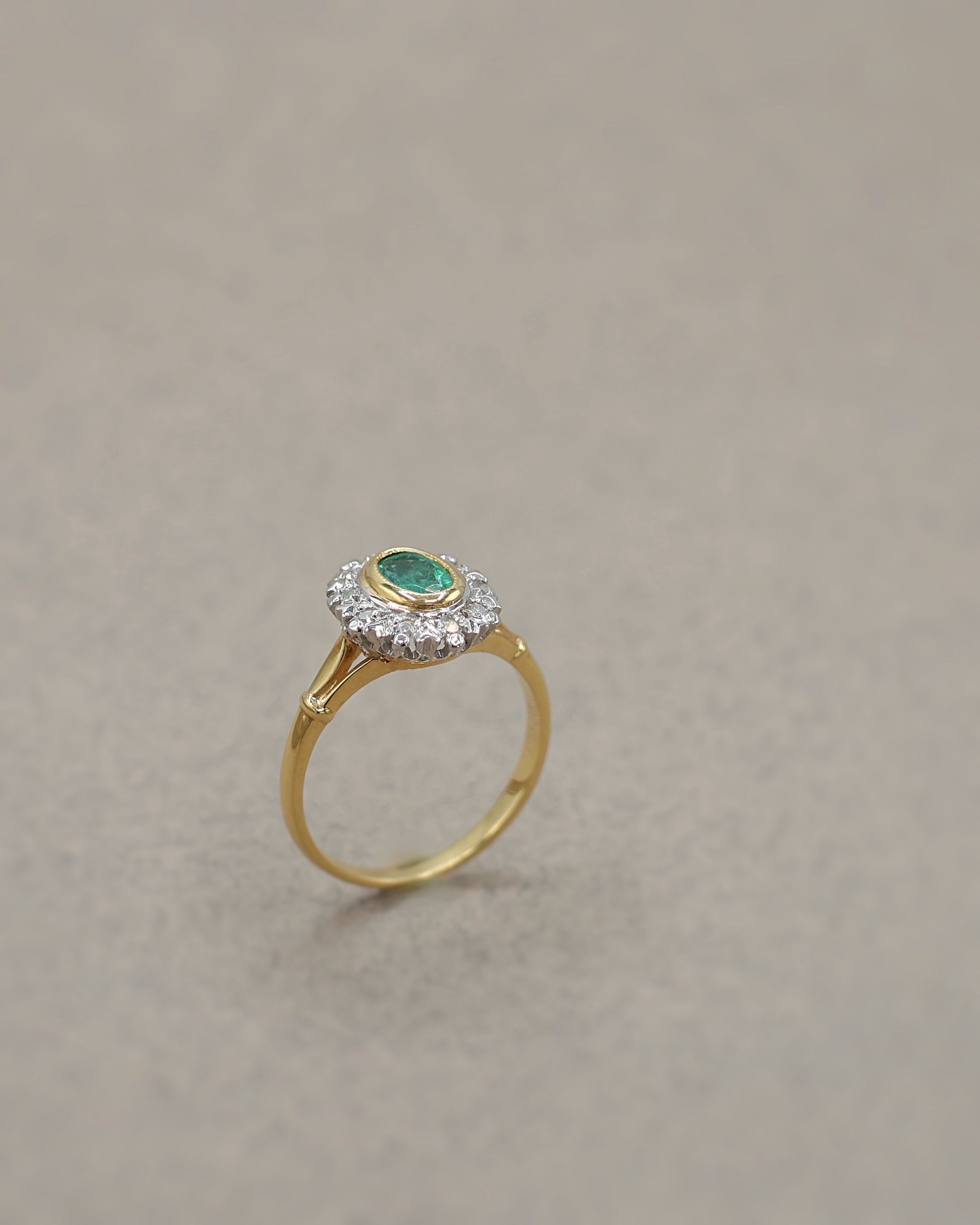 Bague vintage marguerite emeraude diamants or 18K