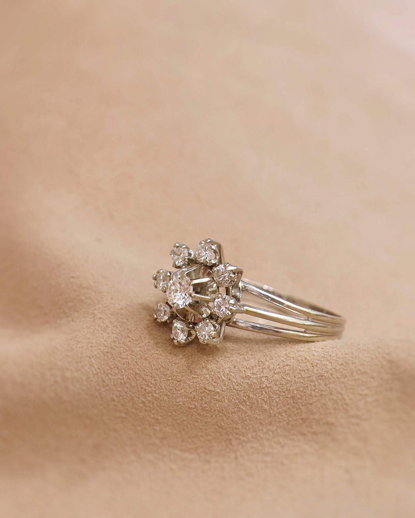 Bague vintage motif floral diamants or blanc 18K