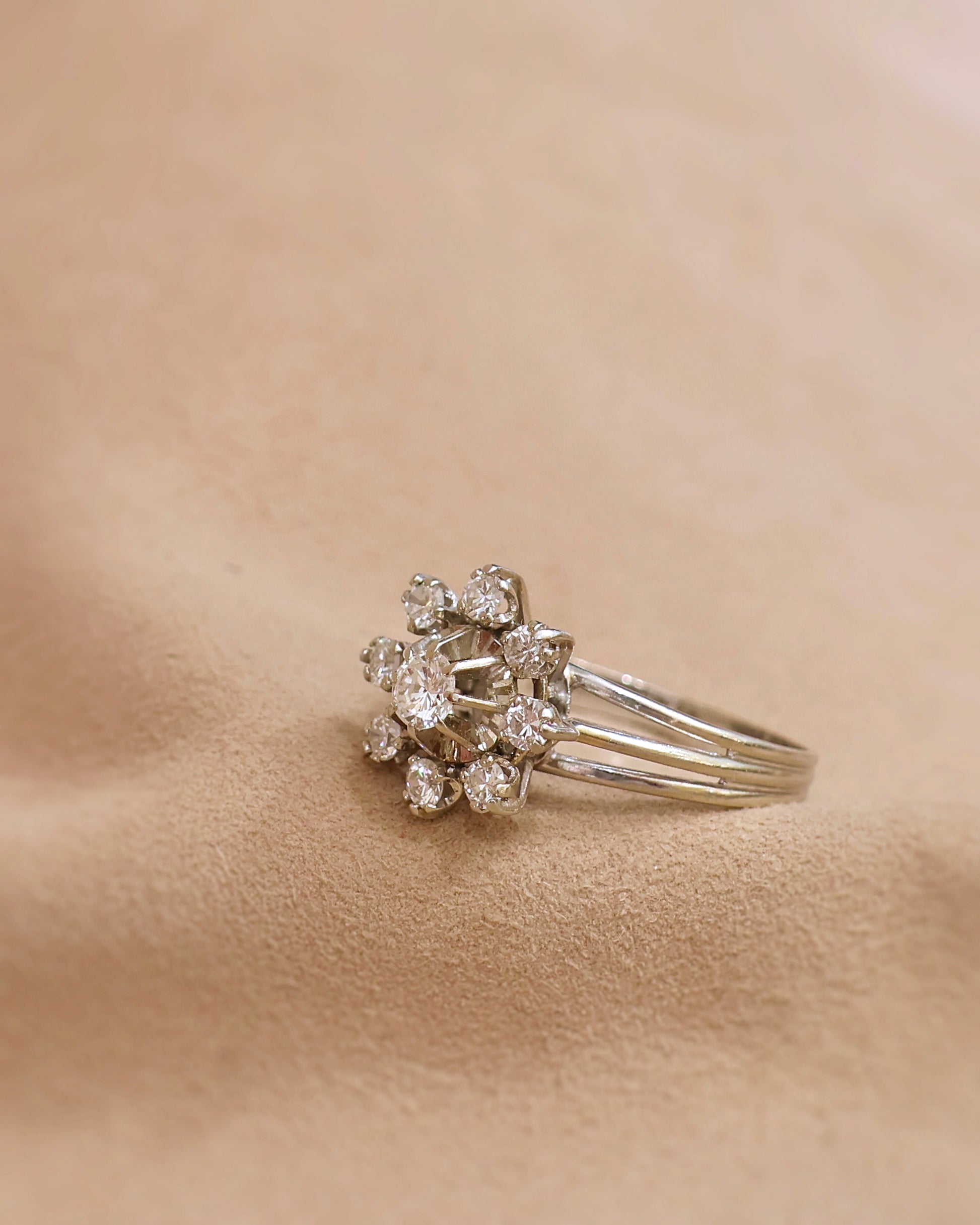 Bague vintage motif floral diamants or blanc 18K