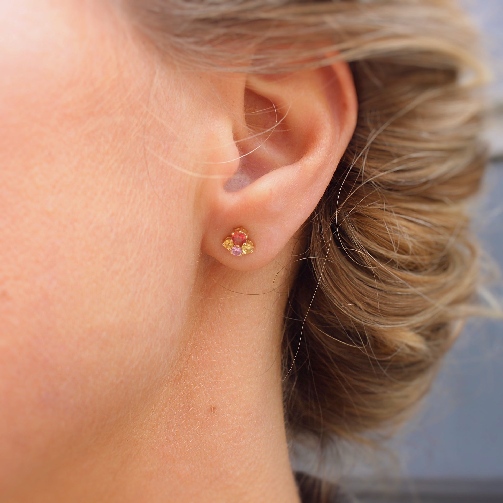 boucles d'oreilles pour femme ornées de saphirs multicolores sur une monture en or jaune