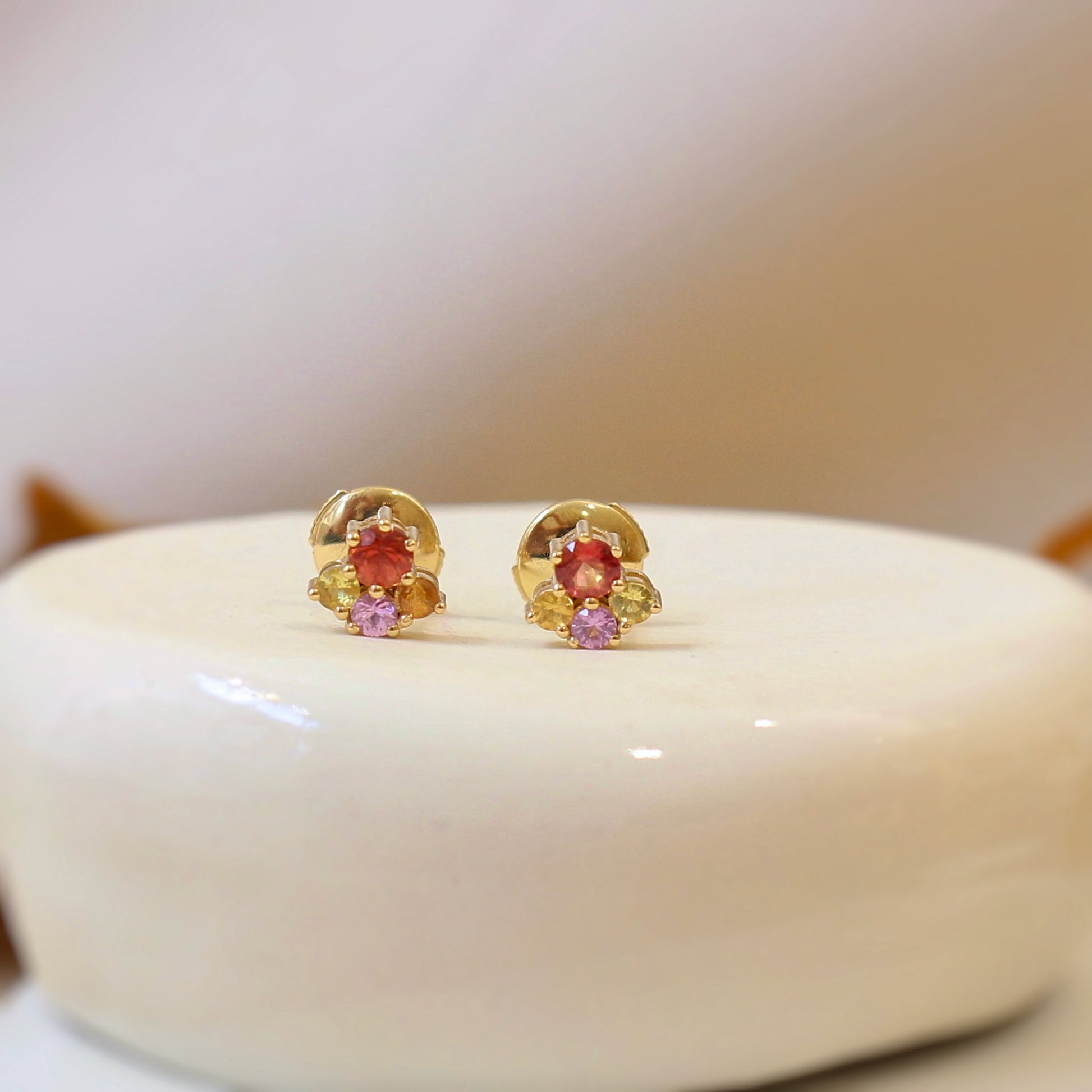 puces d'oreilles en or jaune avec des saphirs de couleur : orange violet et jaune