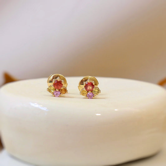 puces d'oreilles en or jaune avec des saphirs de couleur : orange violet et jaune