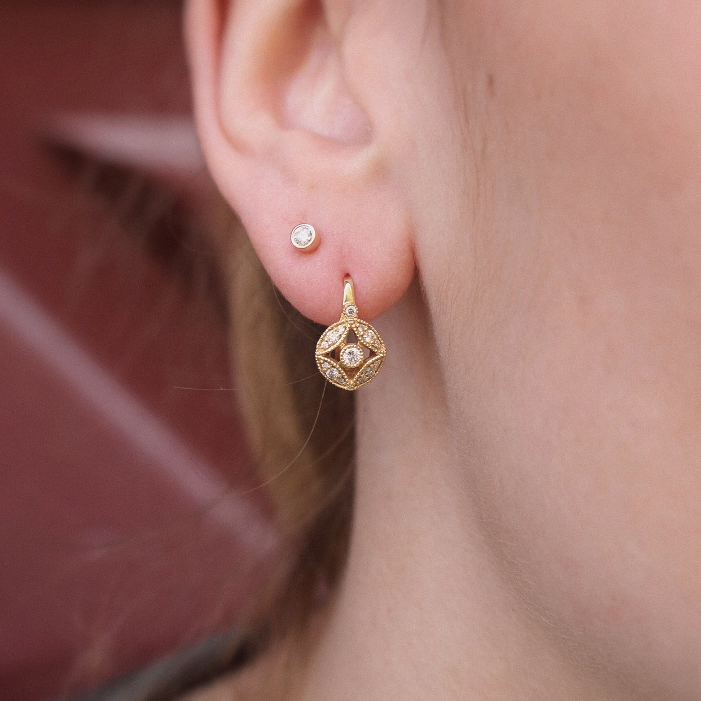 Boucles d'oreilles à l'esprit art déco en or jaune et diamants.