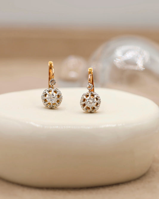 Petites boucles d'oreilles dormeuses anciennes