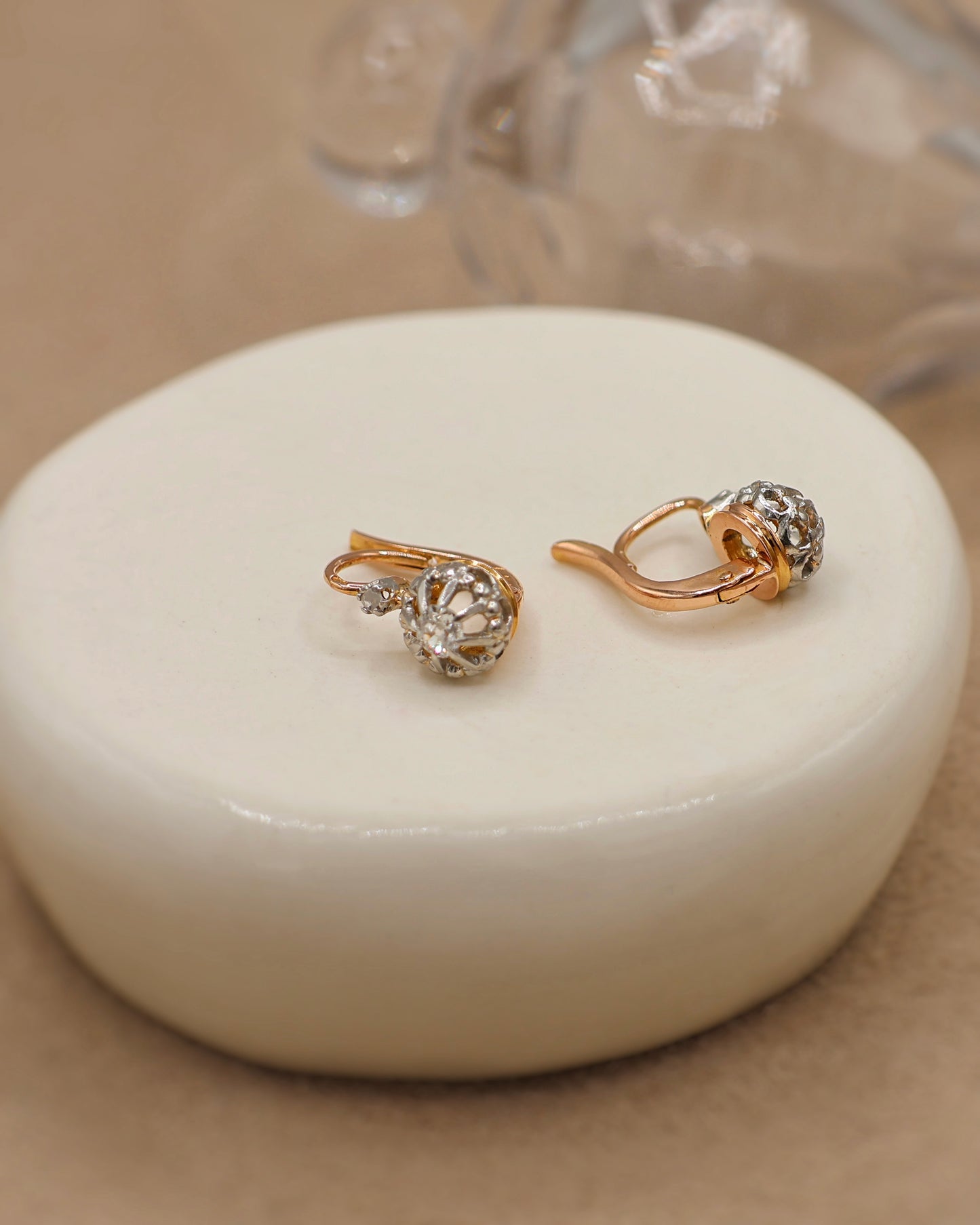 Petites boucles d'oreilles dormeuses anciennes