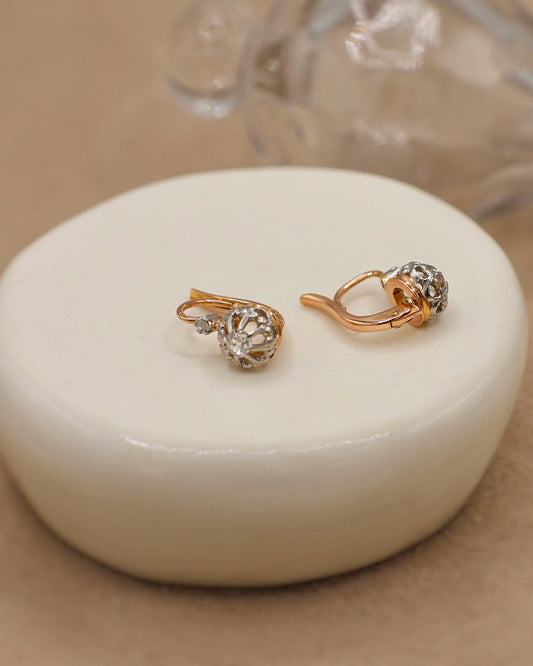 Petites boucles d'oreilles dormeuses anciennes