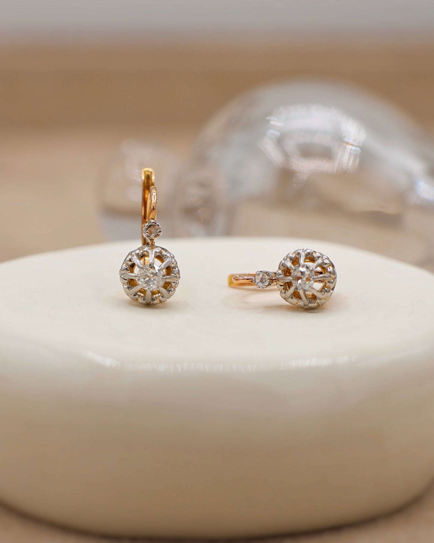Petites boucles d'oreilles dormeuses anciennes