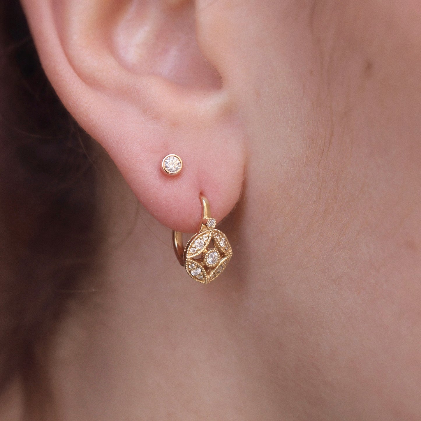 Boucles d'oreilles en or jaune et diamants-type dormeuses-design art déco.
