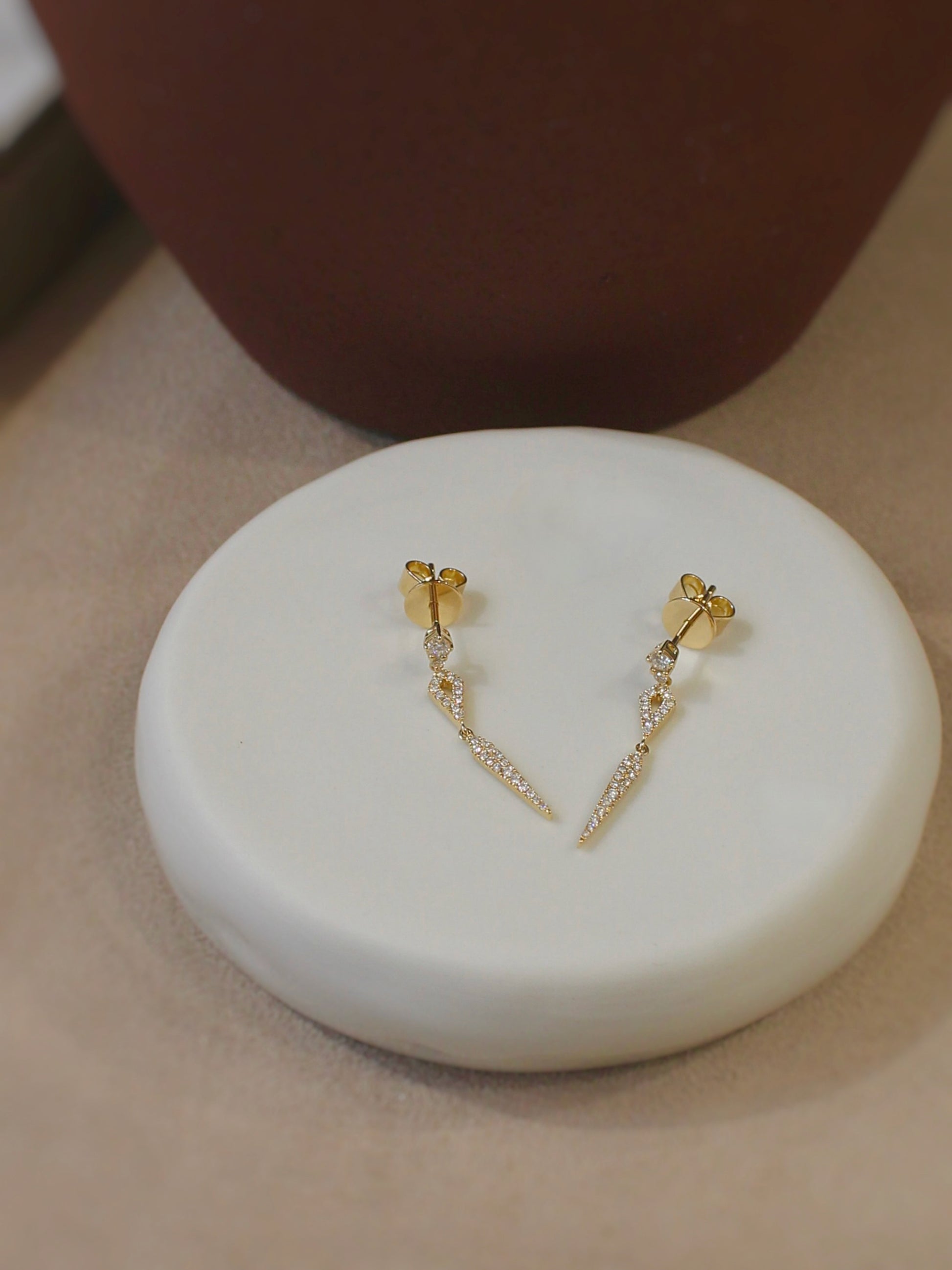 boucles d'oreilles fines et pendantes entièrement pavées de diamants sur or jaune 18K