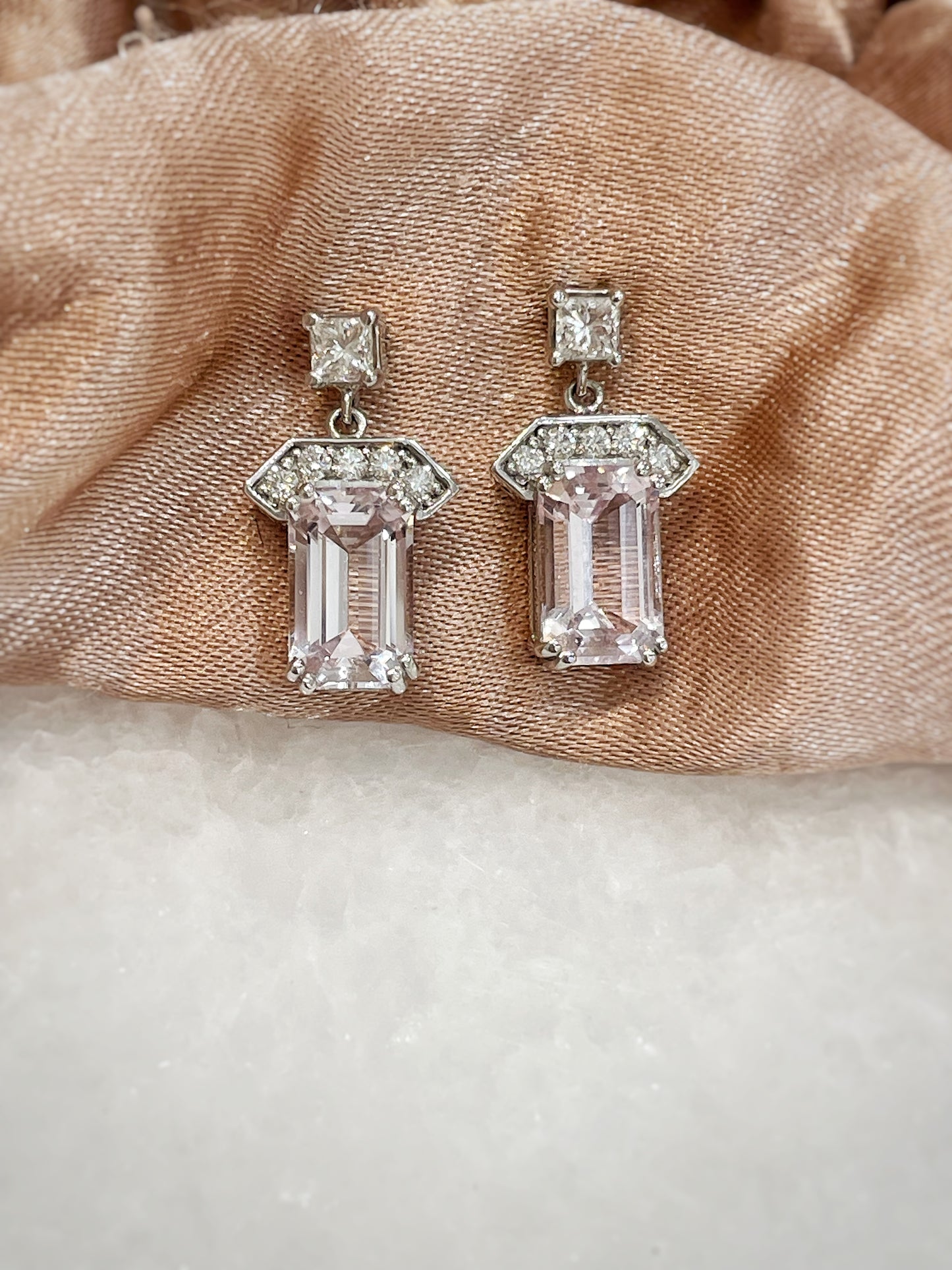 Boucles d'oreilles pendantes or blanc morganites et diamants