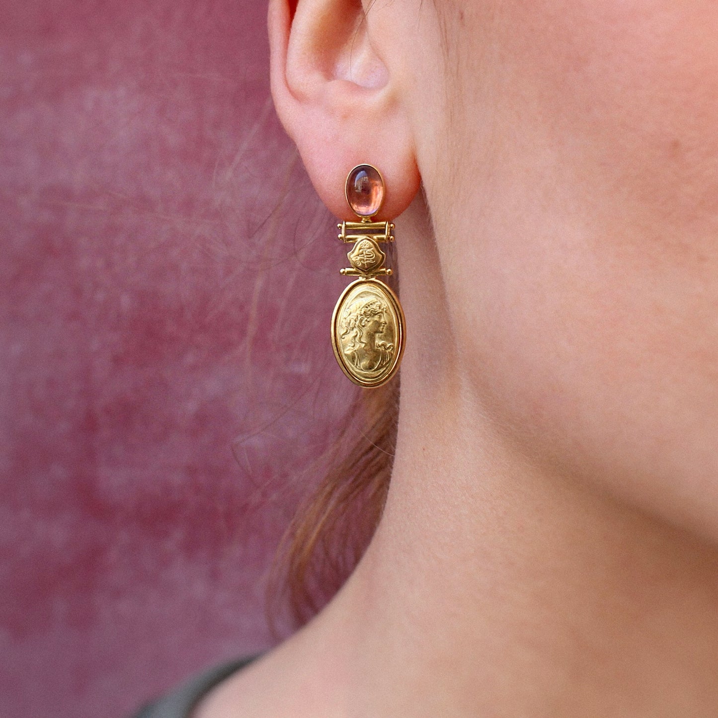 Boucles d'oreilles pendantes ornées de cabochons de tourmaline-monture en or jaune 18k.