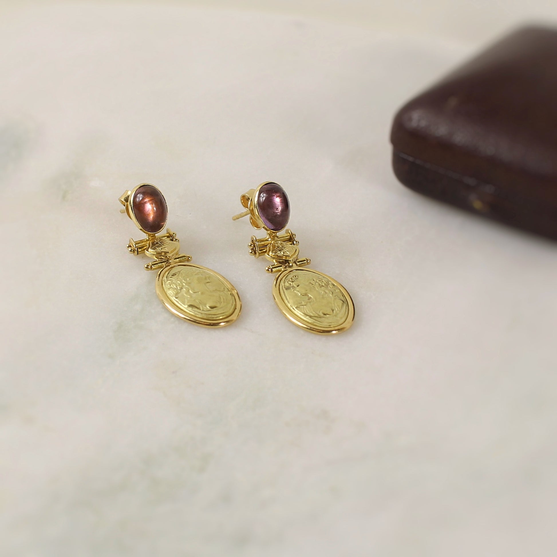 Boucles d'oreilles pour femme d'occasion- style empire avec cabochons de tourmaline.