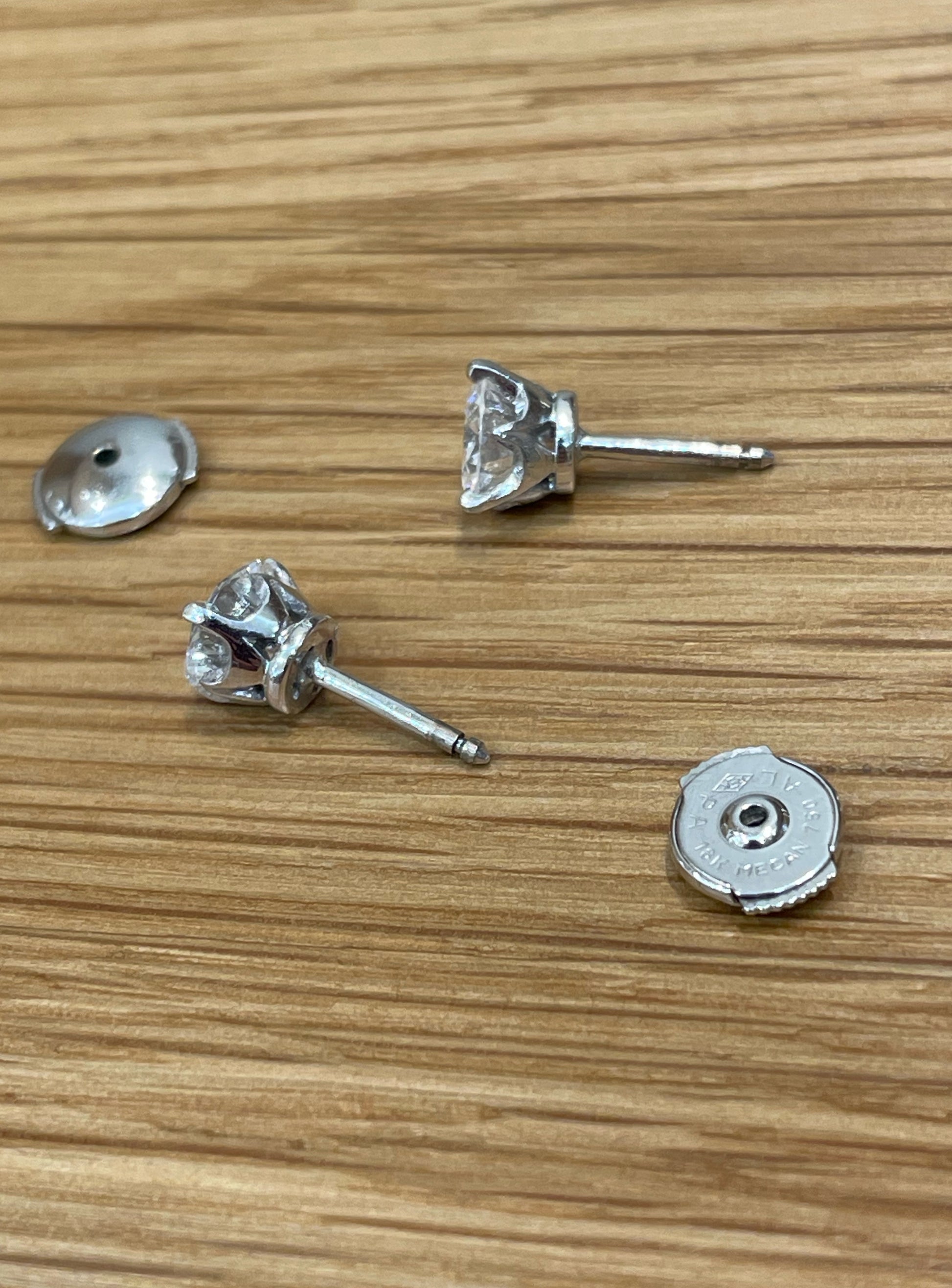 Boucles puces diamants or blanc 1K