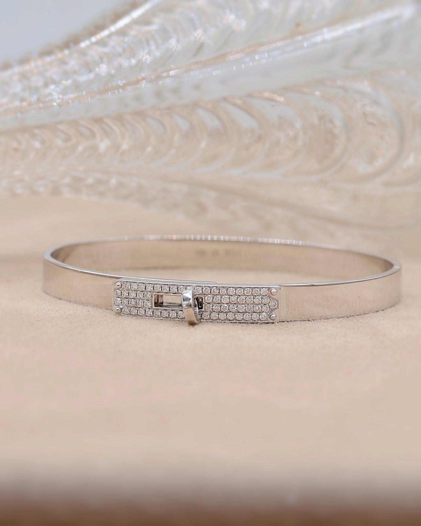 Bracelet jonc années 2000 pavage diamants en or blanc 18K