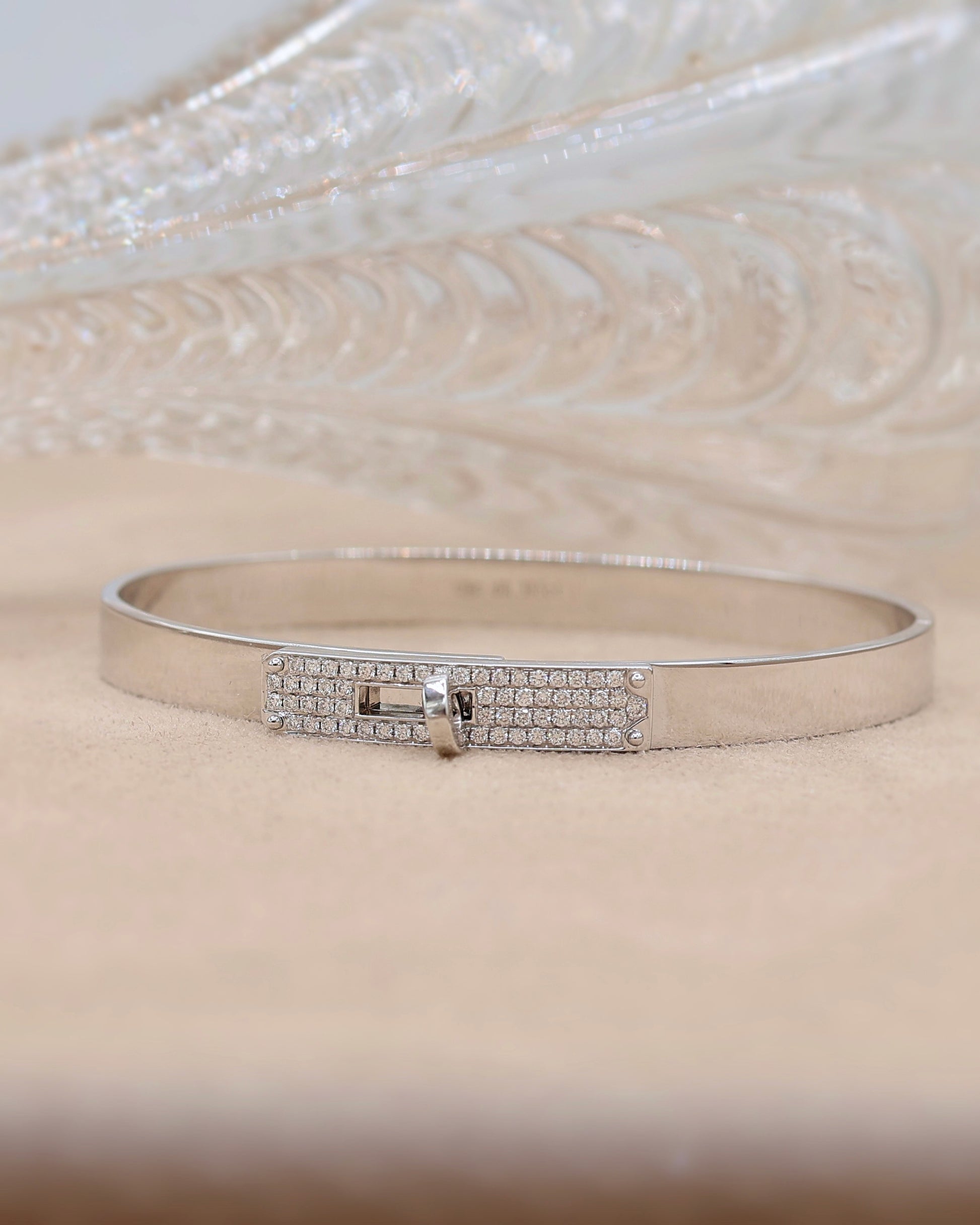 Bracelet jonc années 2000 pavage diamants en or blanc 18K