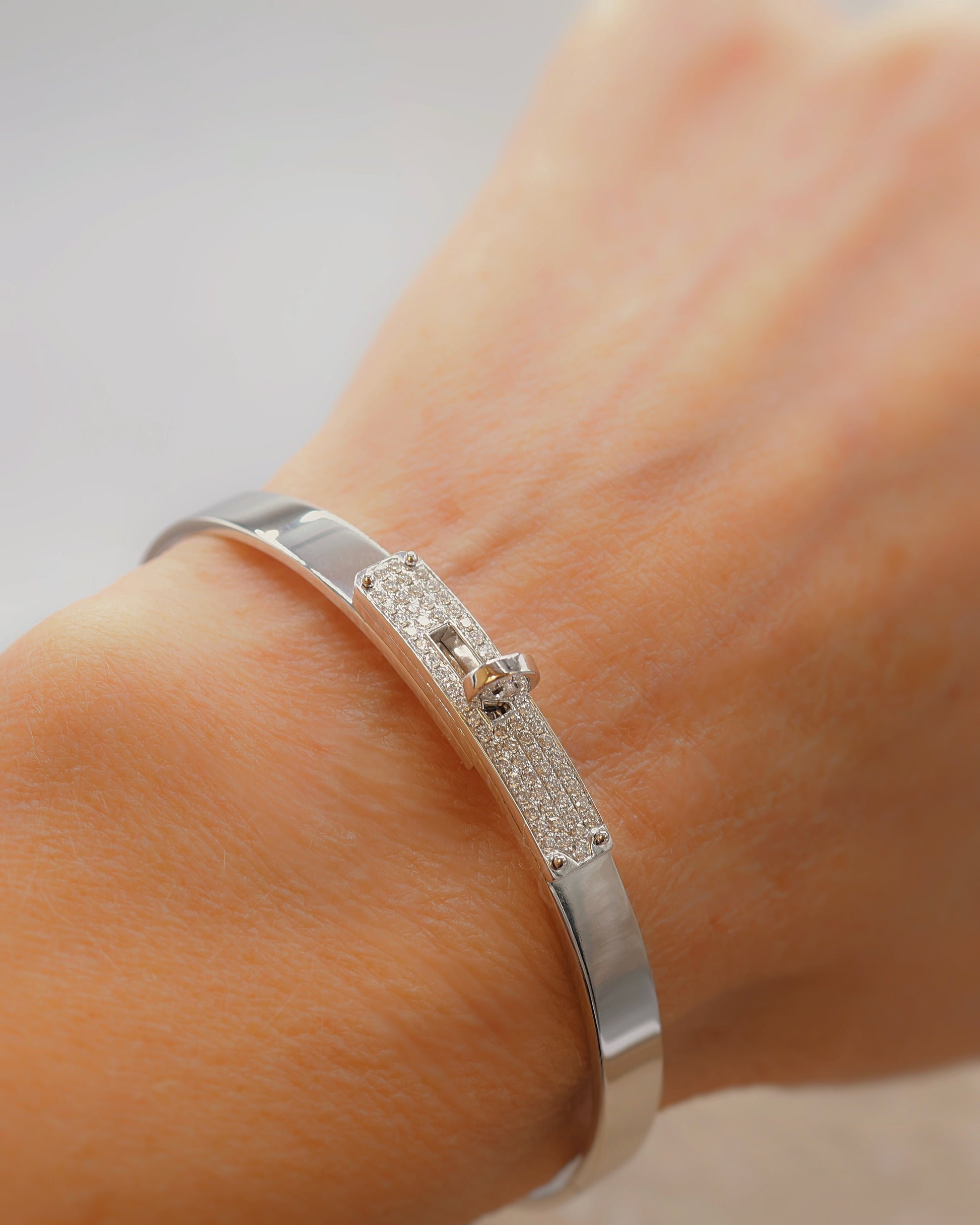 Bracelet jonc diamants moderne or blanc 18K