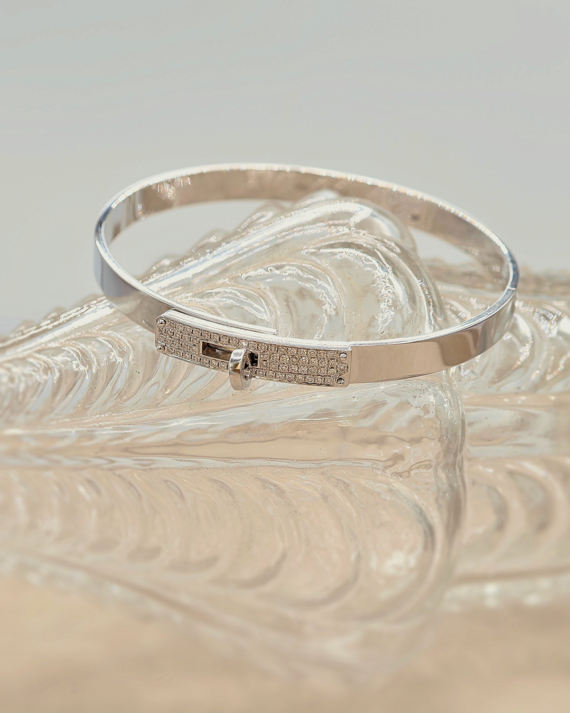 Bracelet jonc ouvrant années 2000 en or blanc 18K et diamants