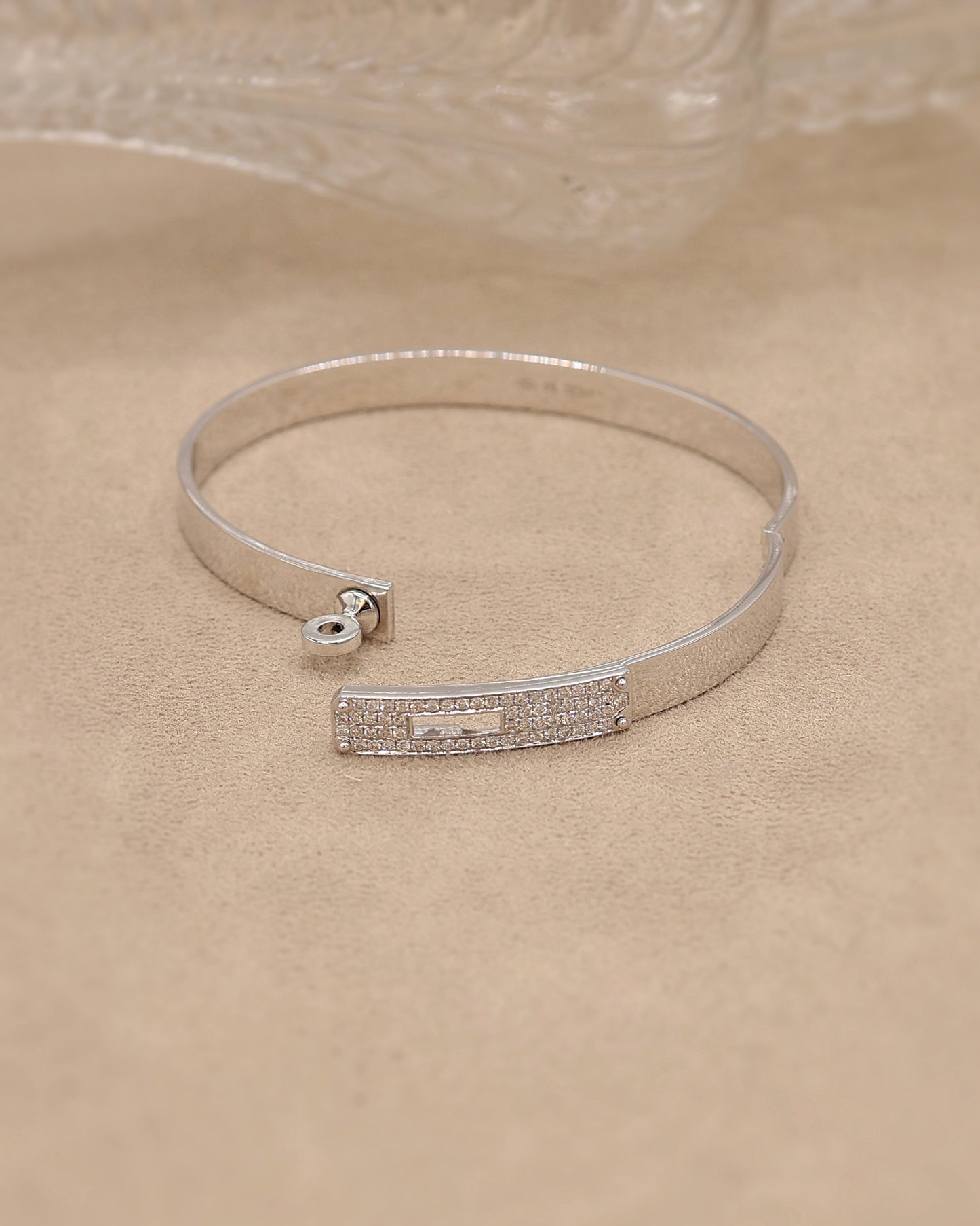 Bracelet jonc ouvrant contemporain en or blanc 18K