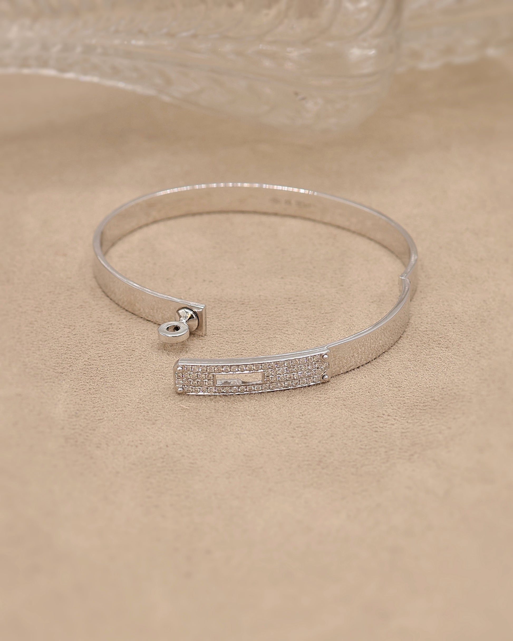 Bracelet jonc ouvrant contemporain en or blanc 18K