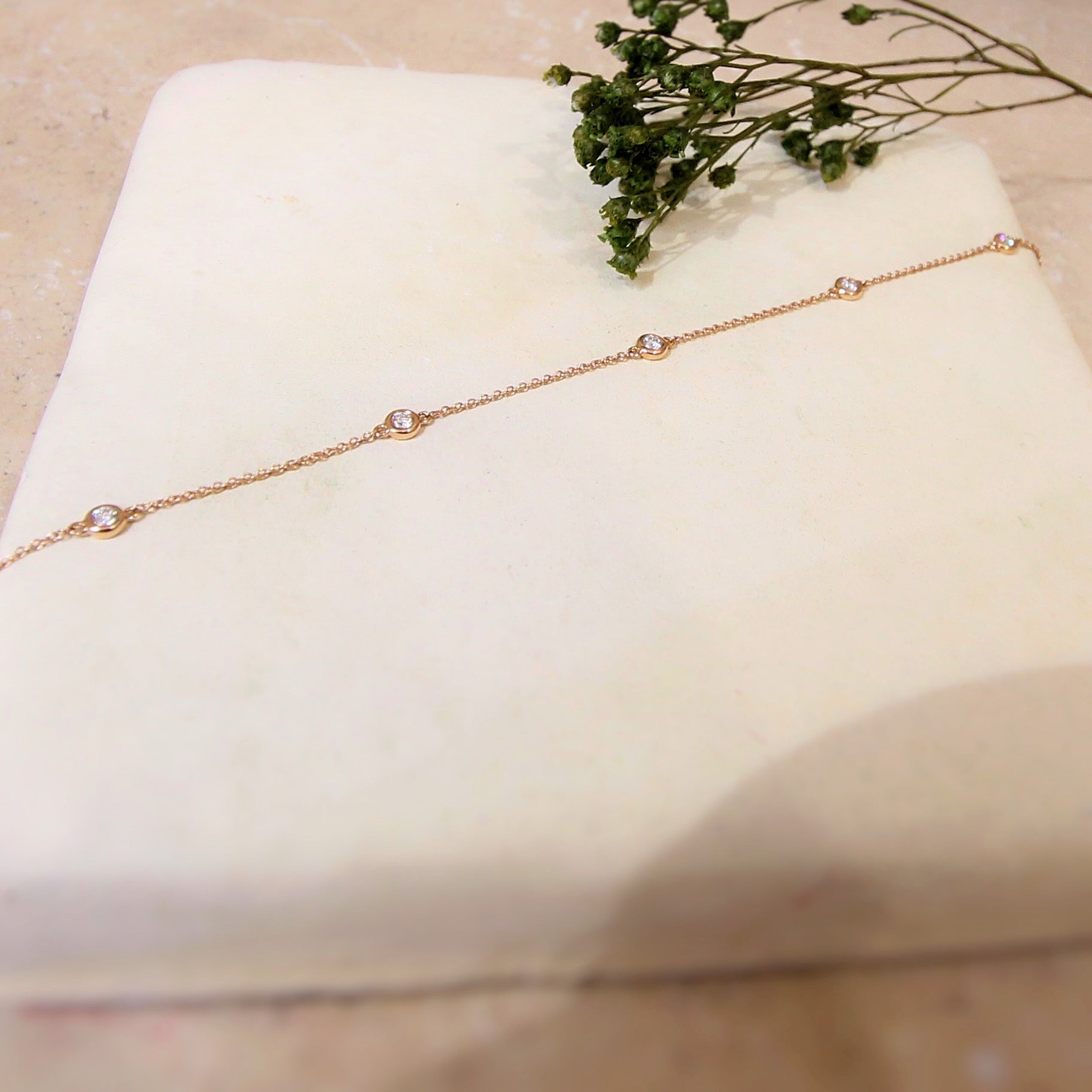 bracelet chainette pour femme ornée de 5 diamants sertis clos-en or rose 18K