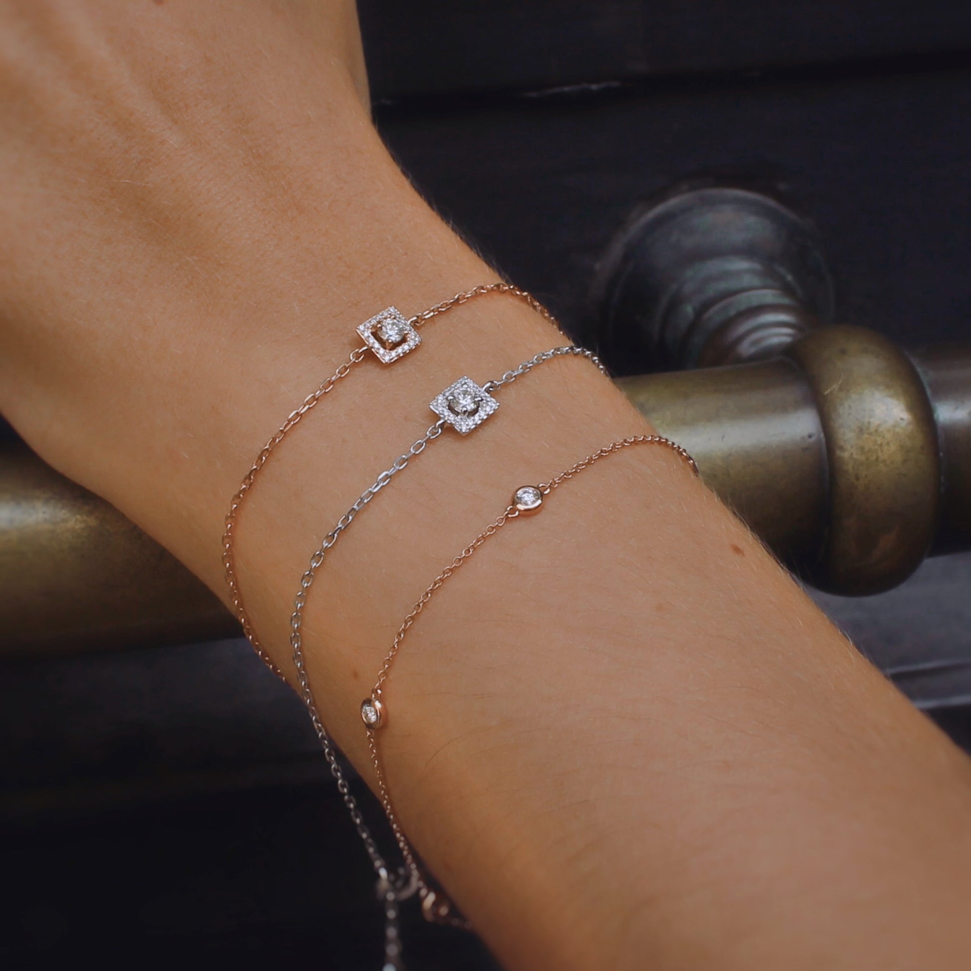 Bracelet en or rose avec un diamant central entouré de diamants dans l'esprit Art Déco