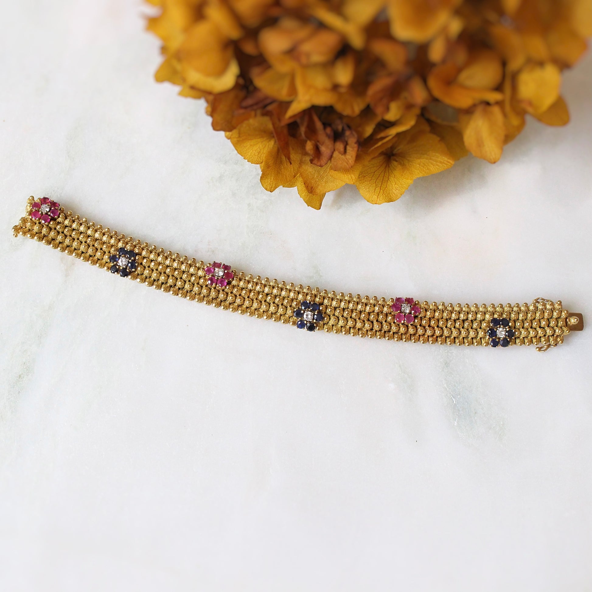Bracelet vintage en or jaune maille tubogaz entièrement décoré de petites perles d'or texturées-avec saphir roses et bleus-vers 1950