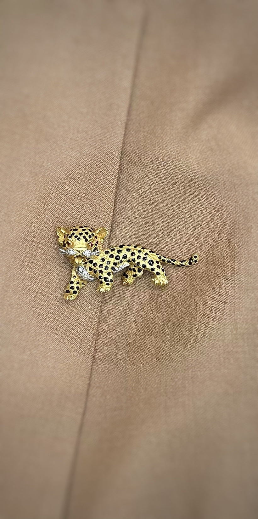 Broche ancienne leopard or jaune 18K diamants et rubis