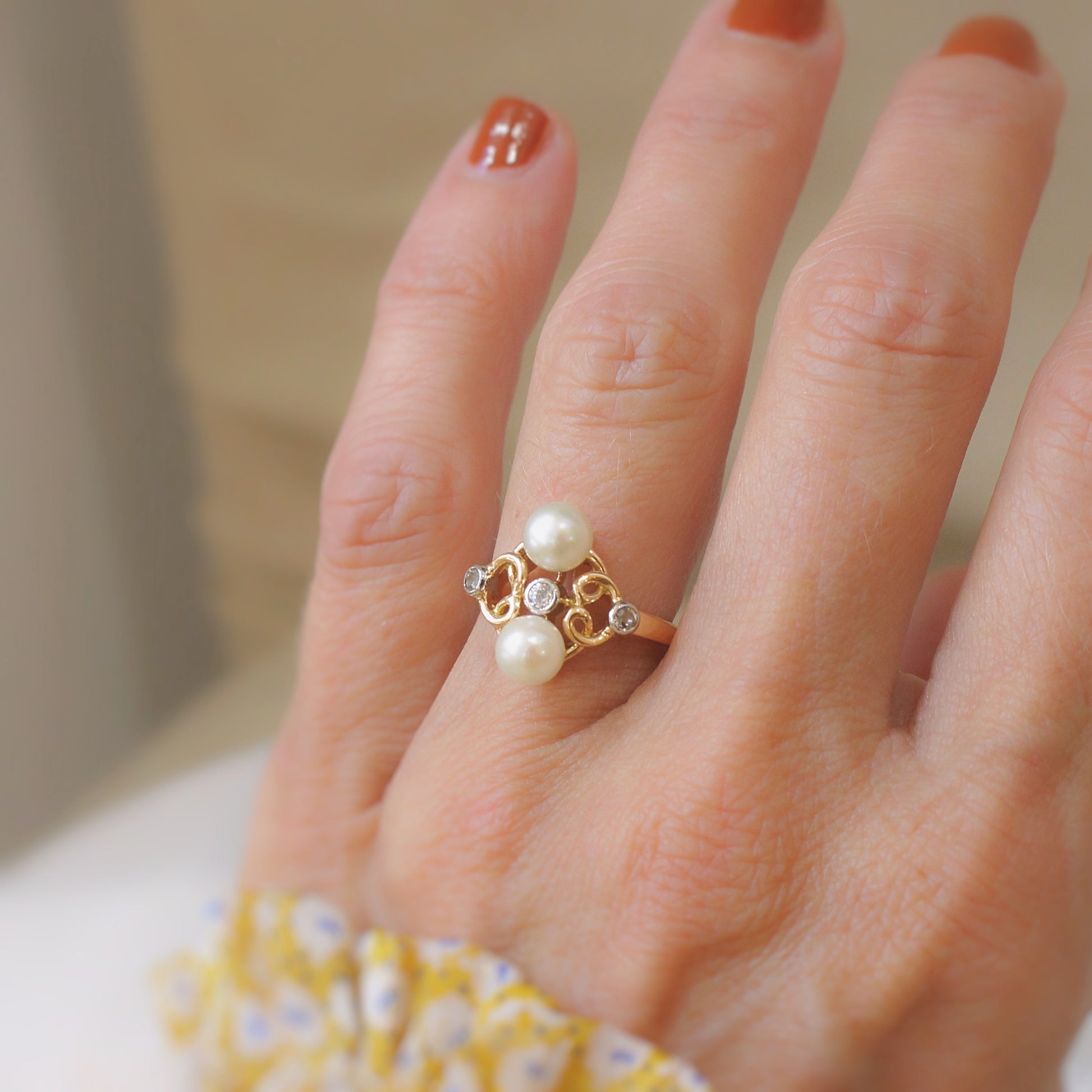 charmante bague "toi et moi" avec perles et diamants sur une monture en or rose 18K