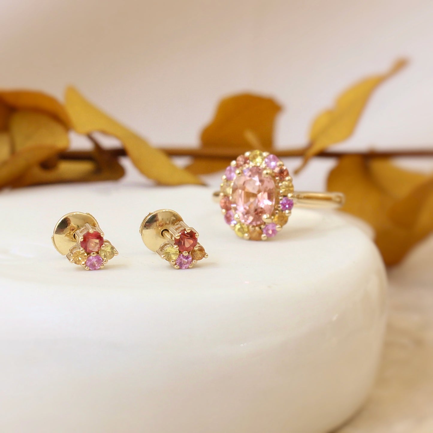 saphirs colorés sur puces d'oreilles pour femme en or jaune 18k