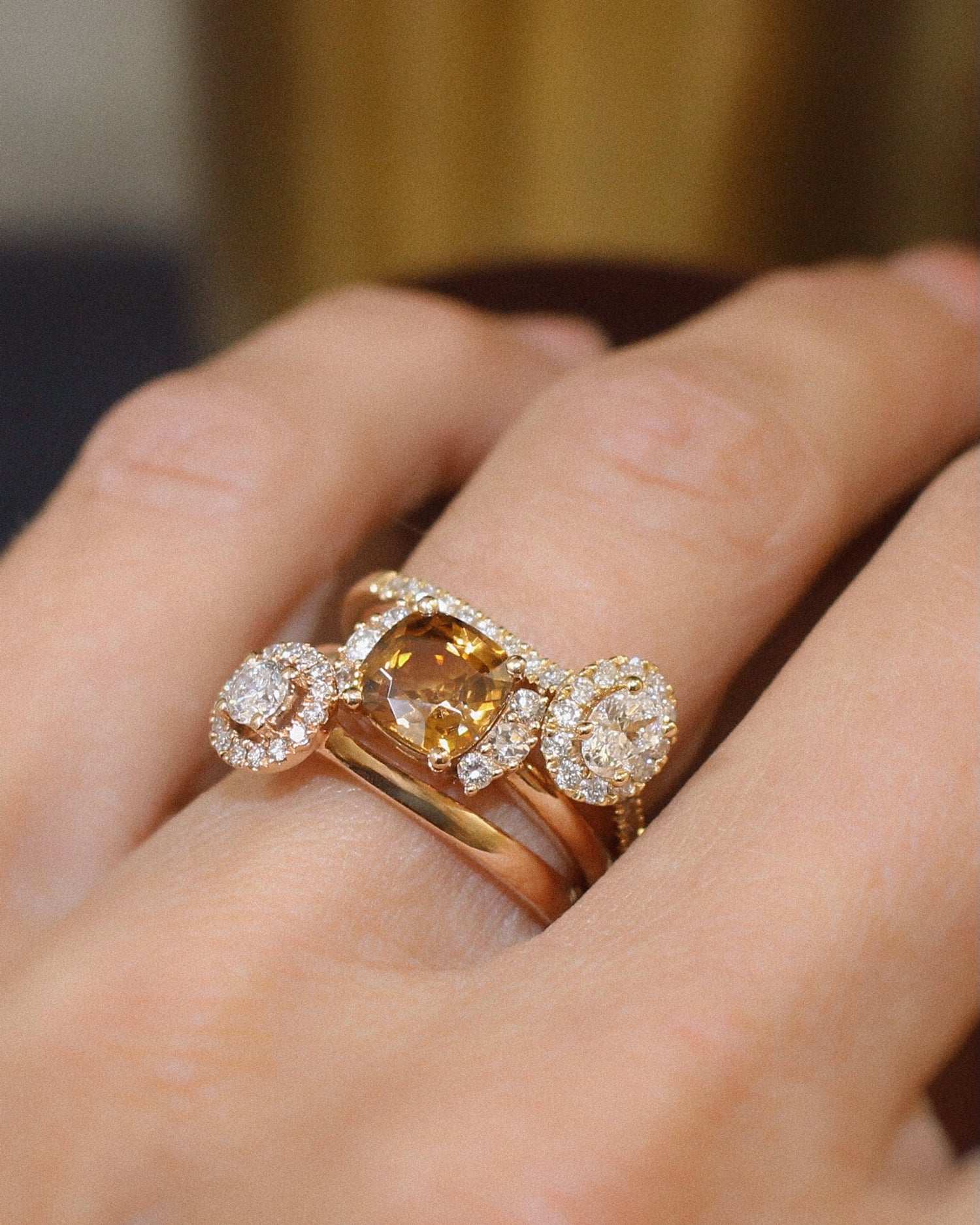 Découvrez notre collection de bagues de fiançailles : solitaires diamants- solitaires entourés- pierres précieuses