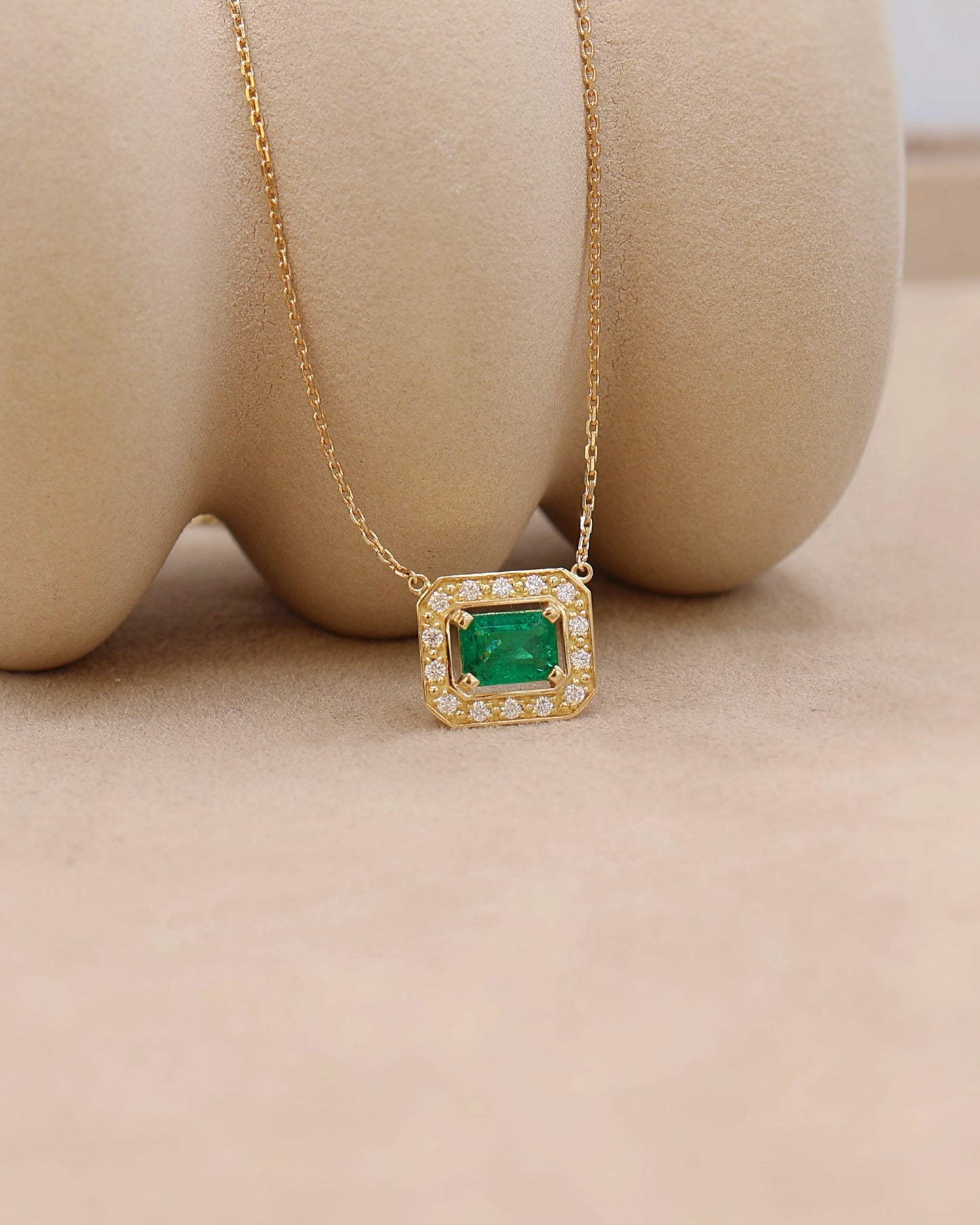 Collier emeraude entourage diamants r jaune 18K