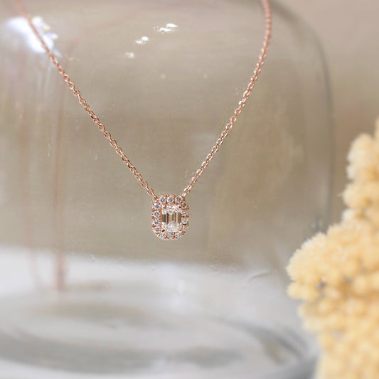 Collier fin en or rose avec pendentif solitaire diamant entouré de diamants