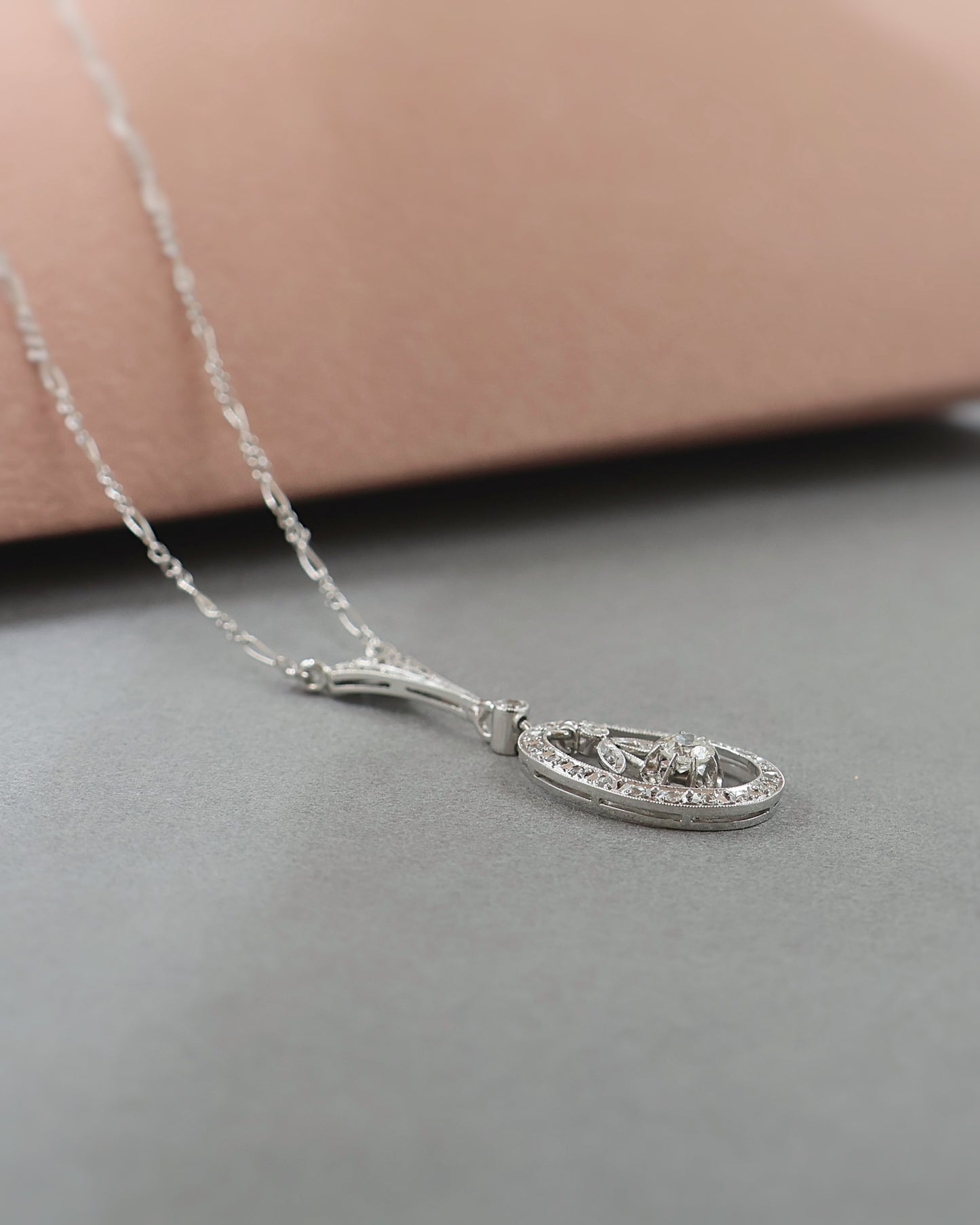 Collier pendentif annees 20 diamants or blanc 