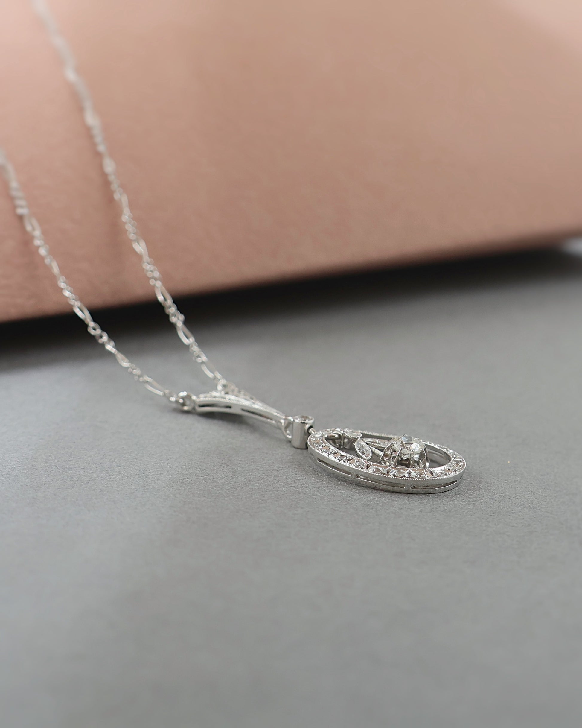 Collier pendentif annees 20 diamants or blanc 
