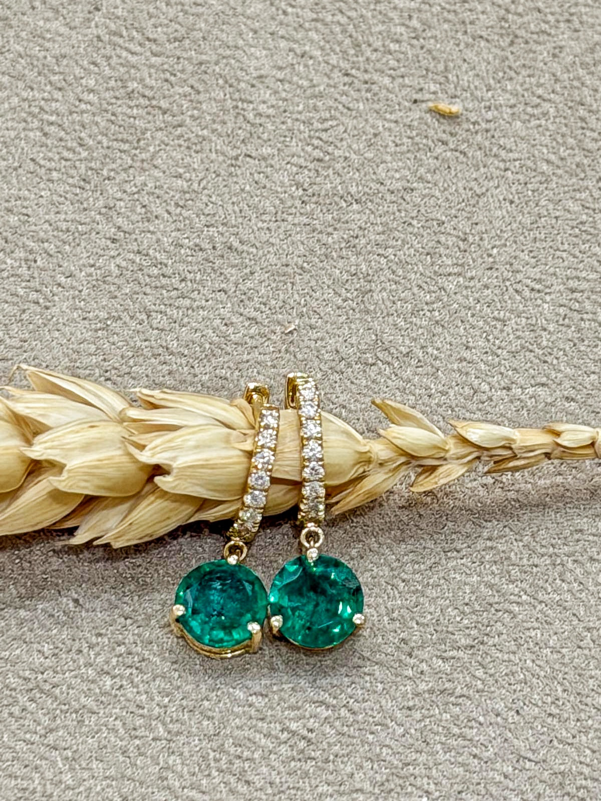 Creoles diamants emeraudes or jaune 18K