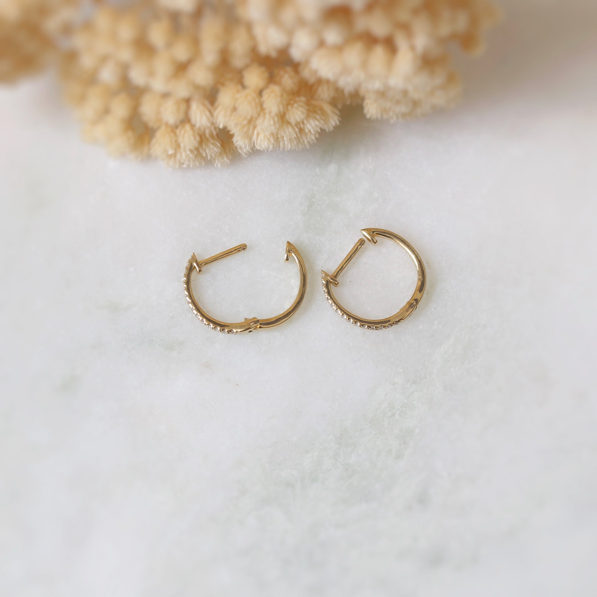 Diamants en micro serti sur petites créoles en or jaune 18k