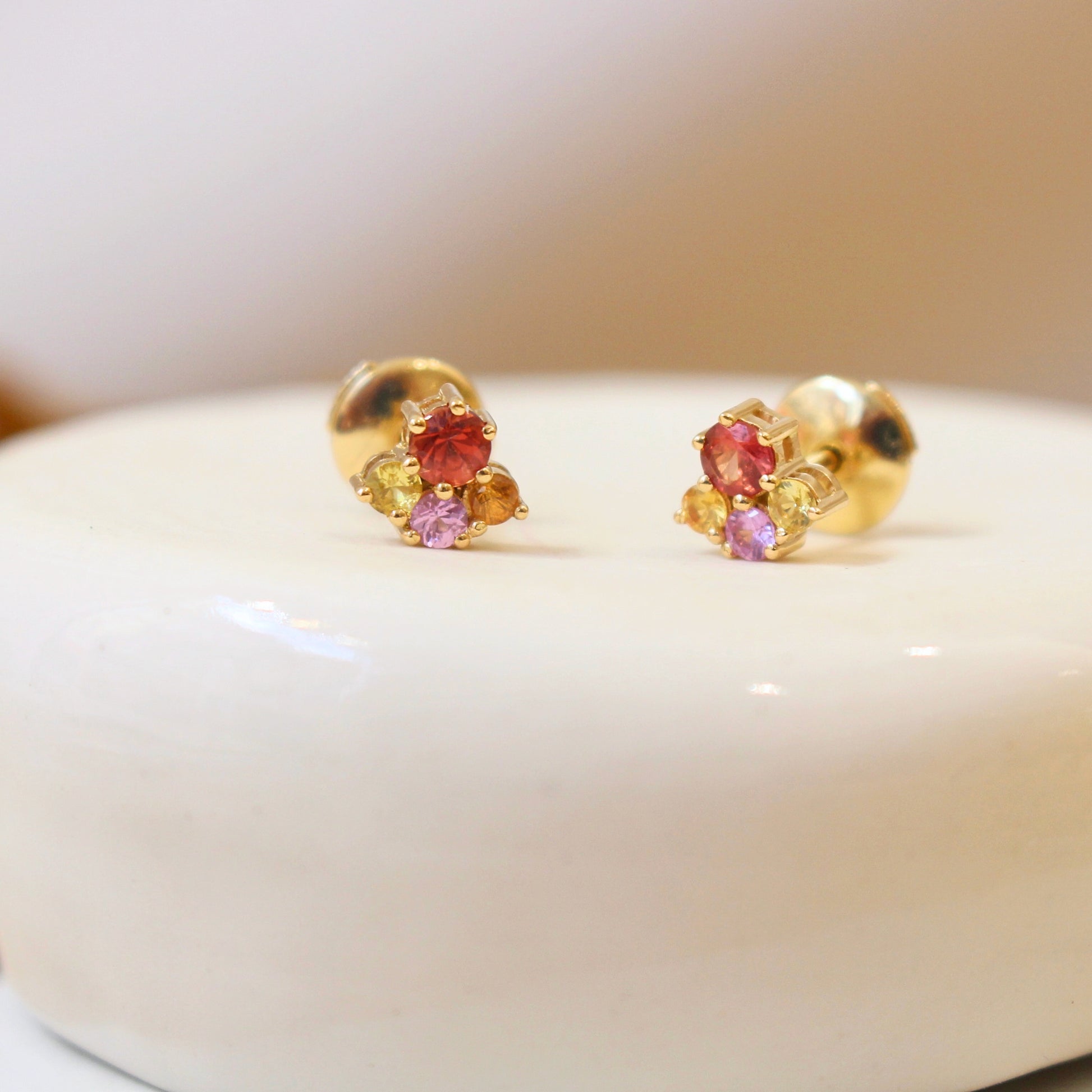 puces d'oreilles pour femme en saphirs multicolores sur une monture en or jaune