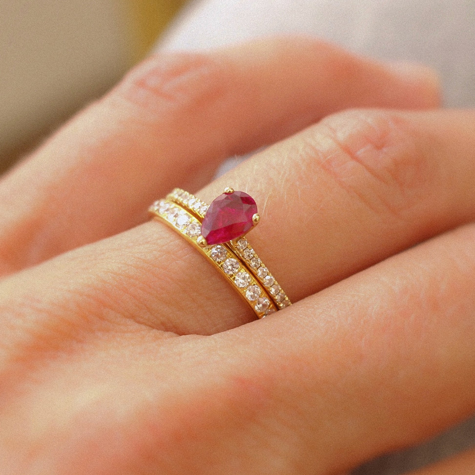 Bague de fiançailles solitaire rubis taille poire et diamants