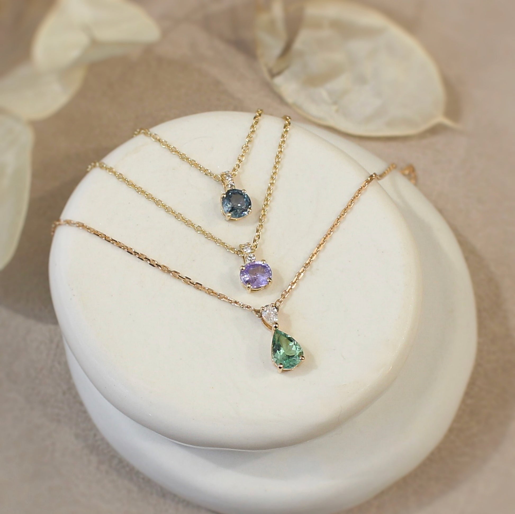 ensemble de colliers pierres précieuses de couleurs et diamants sur or 18K