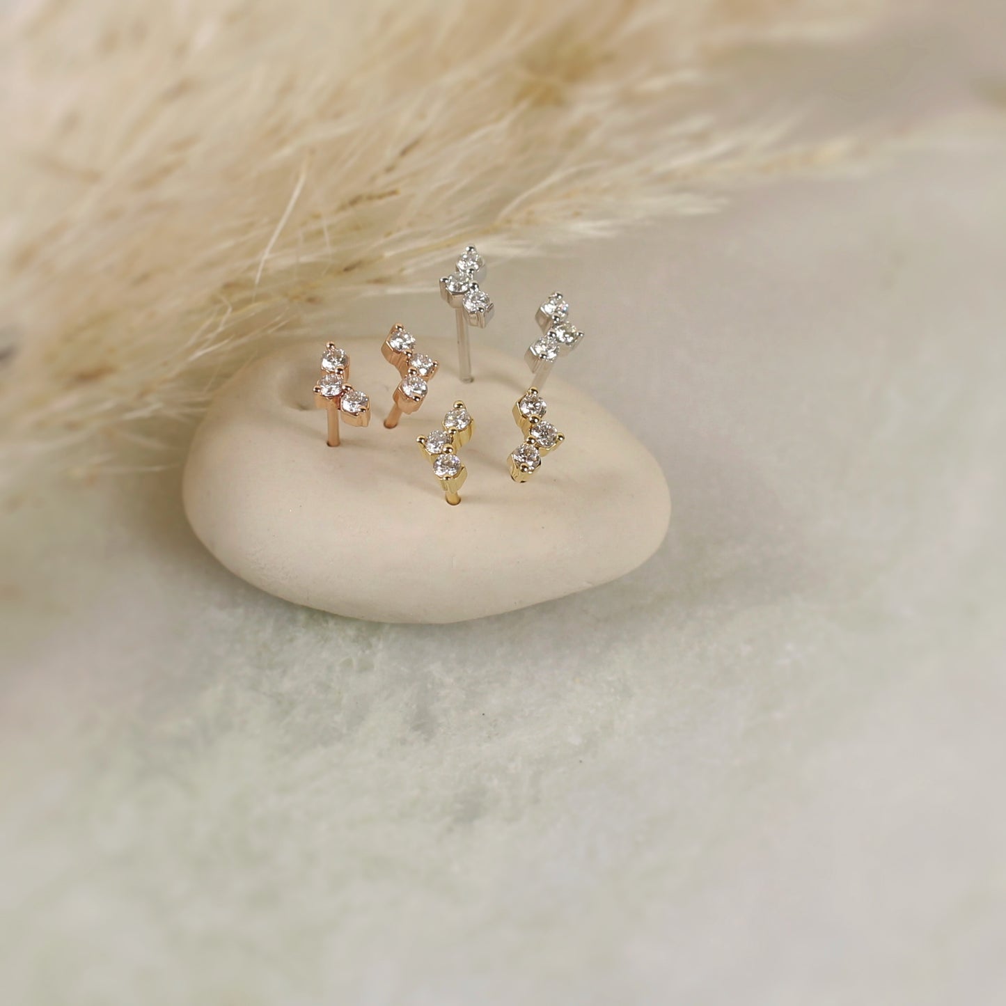 Puces d'oreilles composées de 3 diamants sertis griffes. couleur de l'or au choix : rose, jaune ou blanc